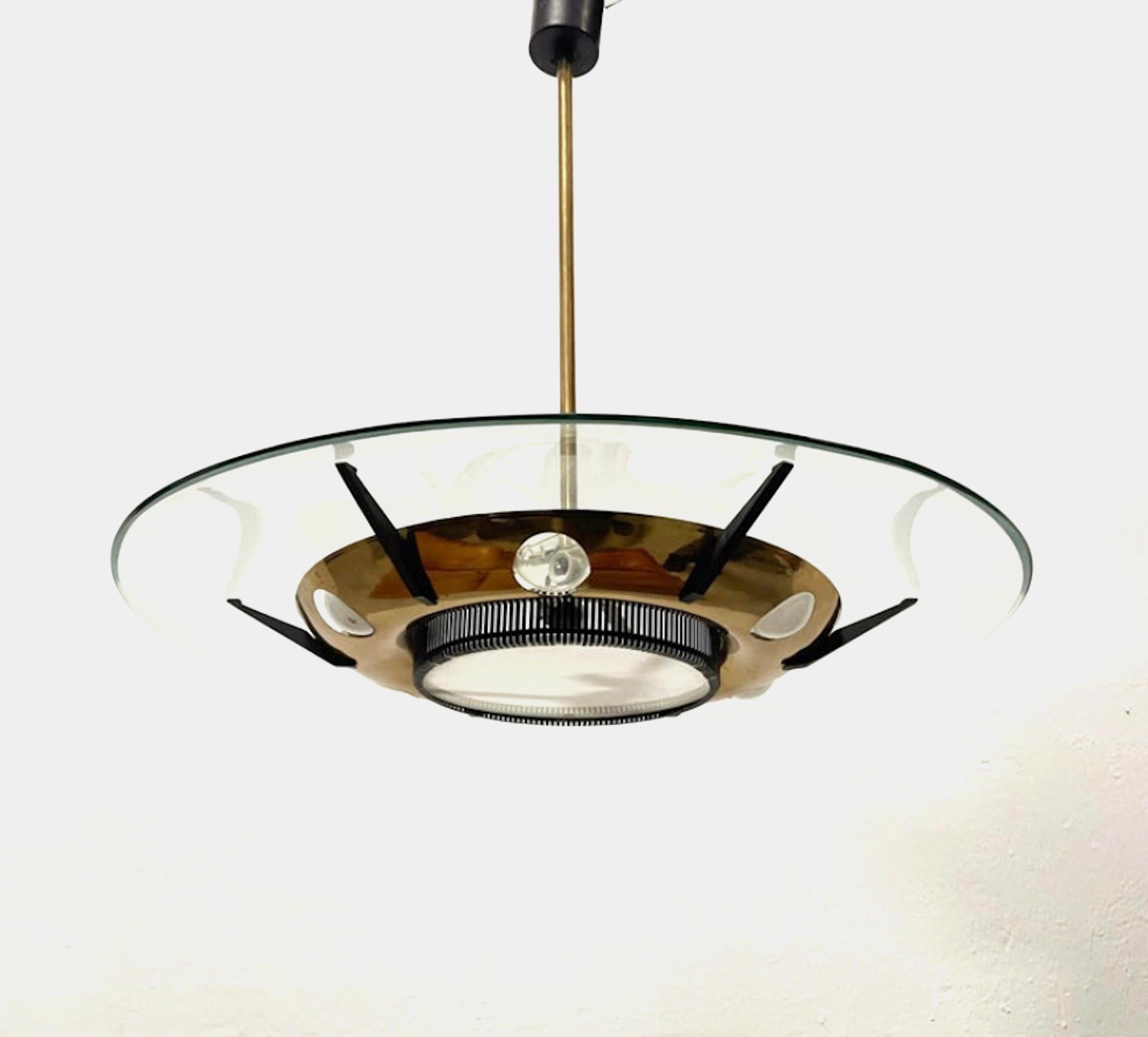 Mid-Century moderno Lampadario di metà secolo in vetro e ottone di Stilnovo, Italia, anni '50 in vendita