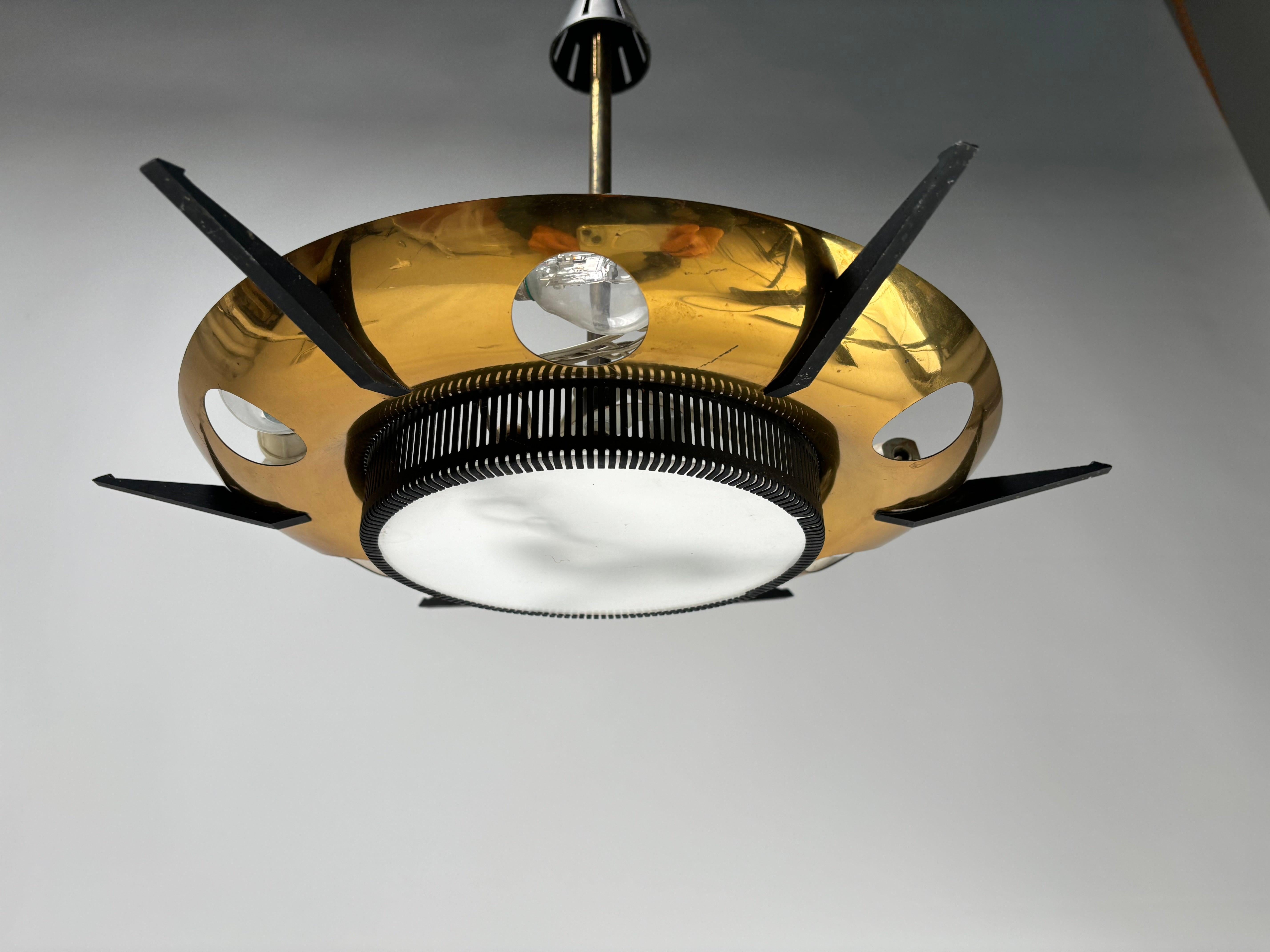 Lampadario di metà secolo in vetro e ottone di Stilnovo, Italia, anni '50 In condizioni buone in vendita a Argelato, BO