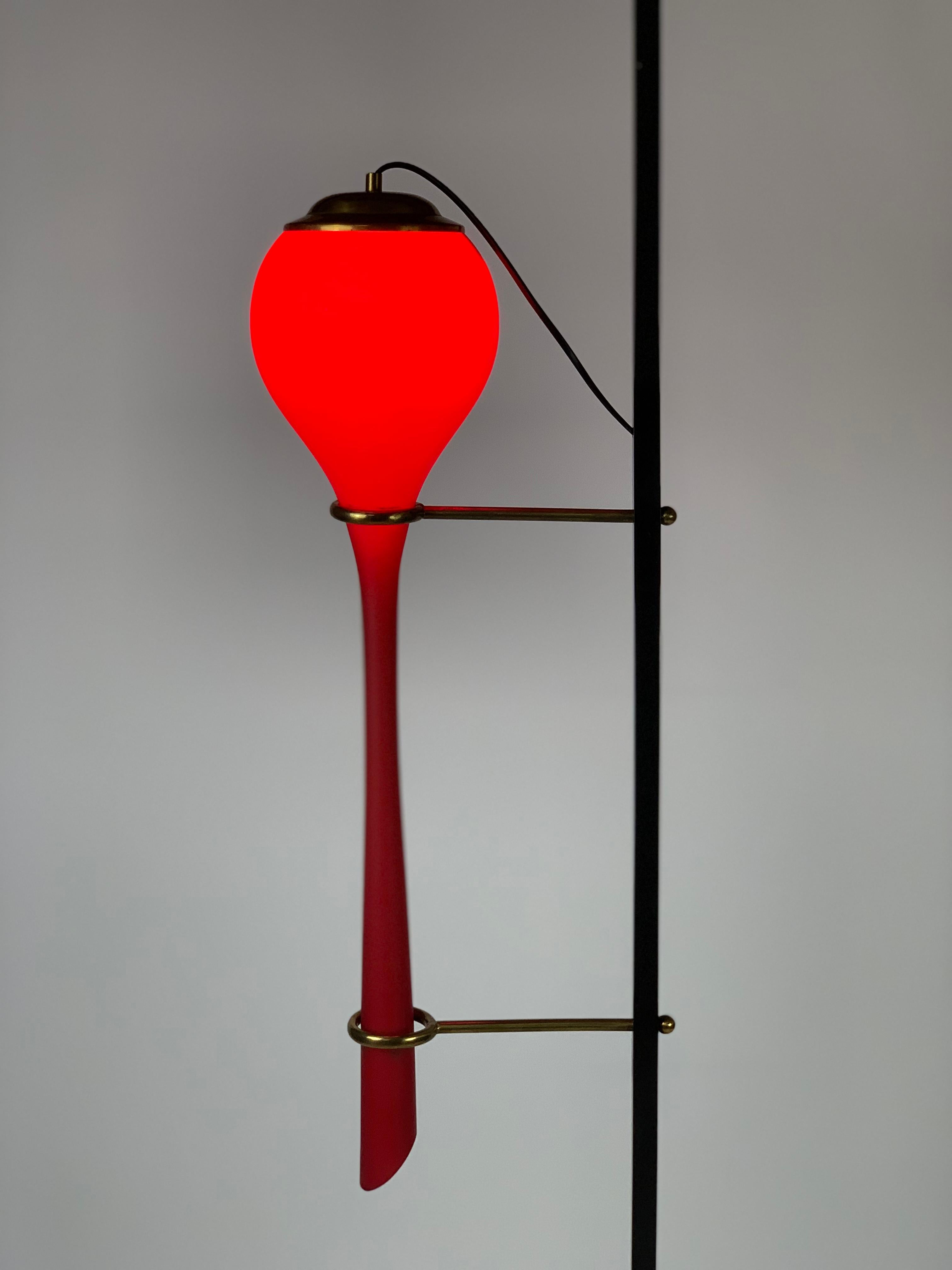 Mid-century Italian floor lamp by Stilnovo with structure in black lacquered brass and natural brass with round marble base.
The structure with a stylized shape supports a beautiful and large blown glass diffuser with multiple layers of Murano