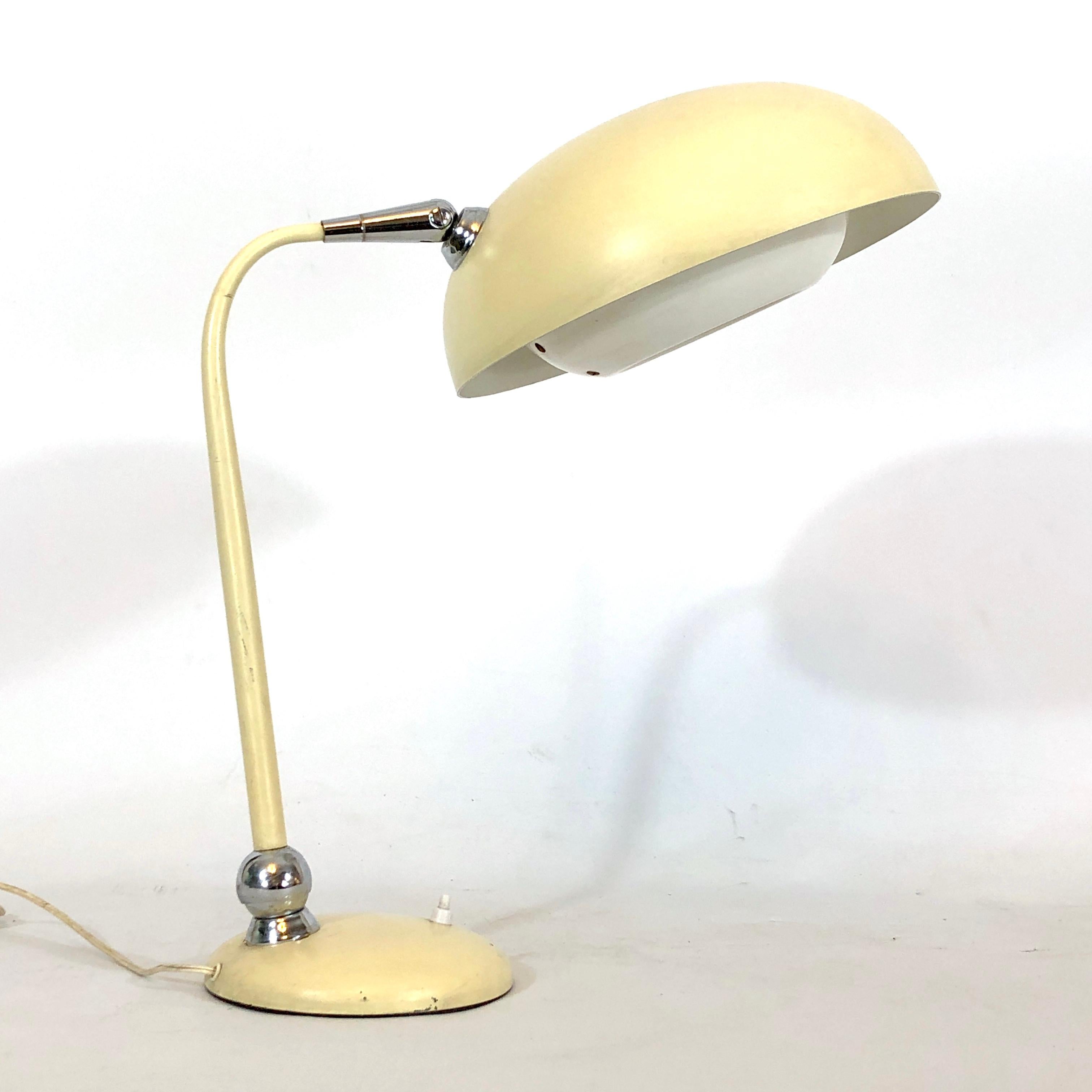 Mid-Century moderno Stilnovo, Lampada da scrivania snodata in lacca e cromo di metà secolo in vendita
