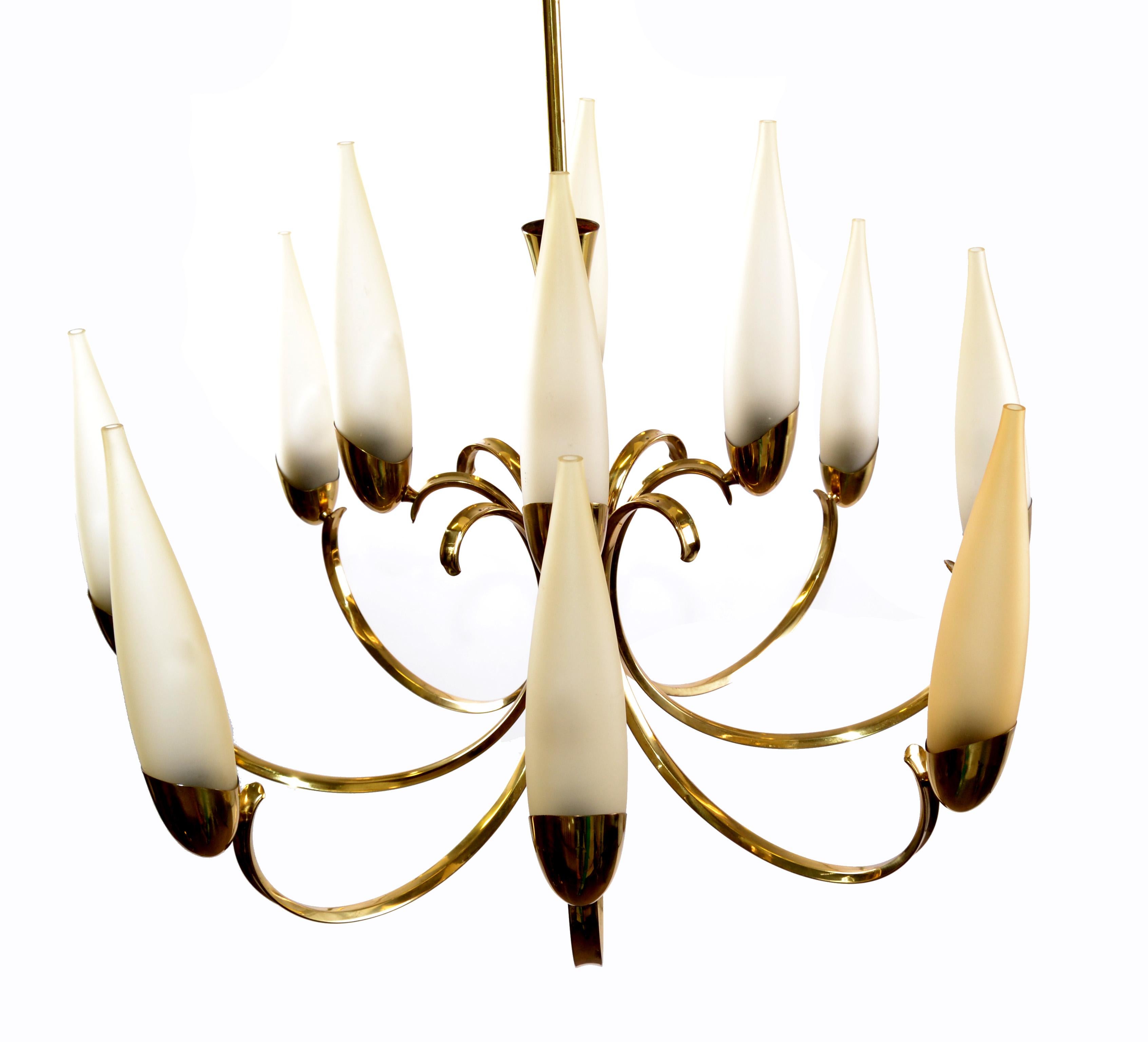 Stilnovo style superb Mid-Century Modern 12-light brass chandelier and blown glass shades, made in Italy.
US rewired and in working condition.
Totally restored and refinished.