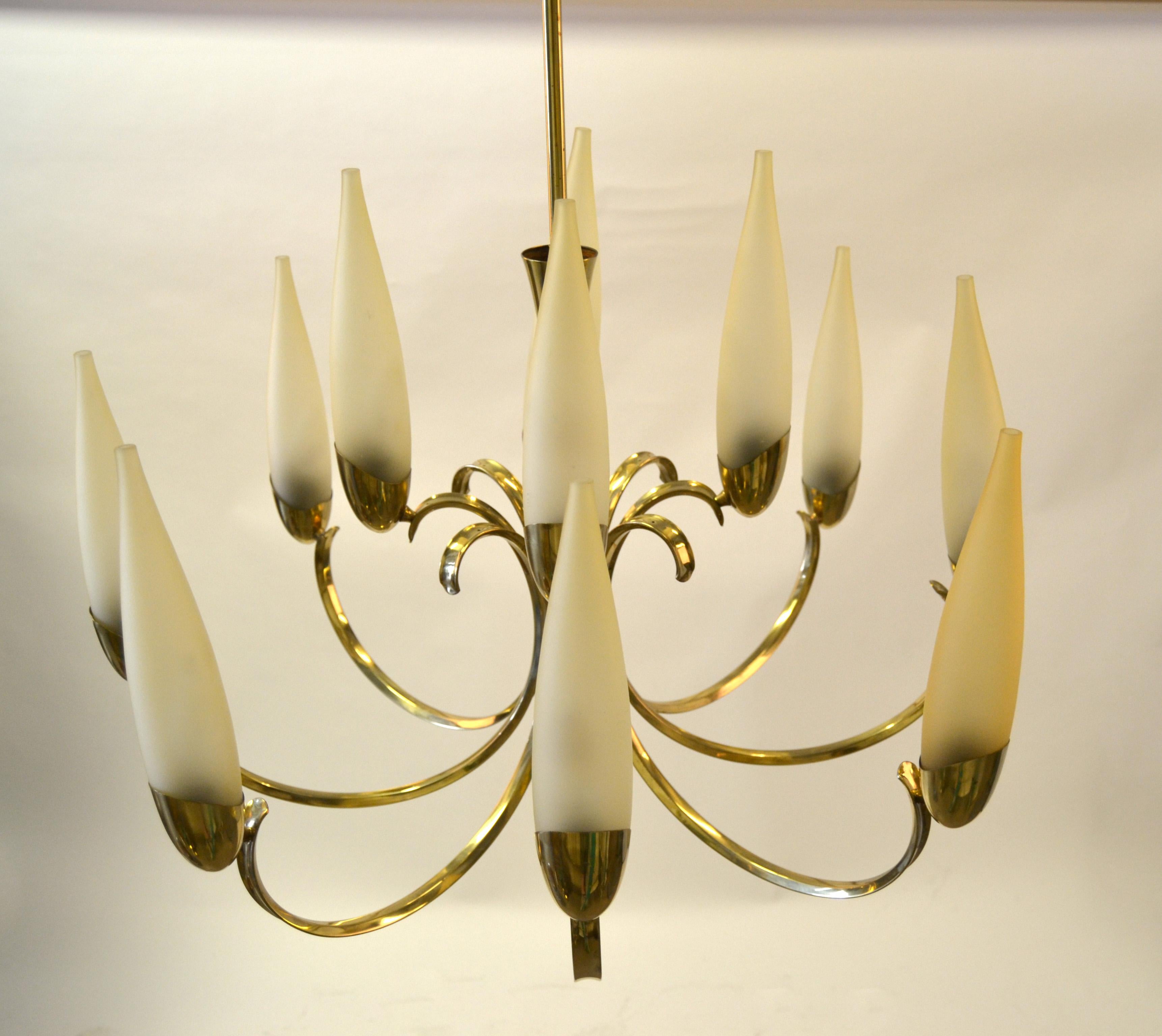 Italian Stilnovo Style Mid-Century Modern 12-Light Brass Chandelier For Sale