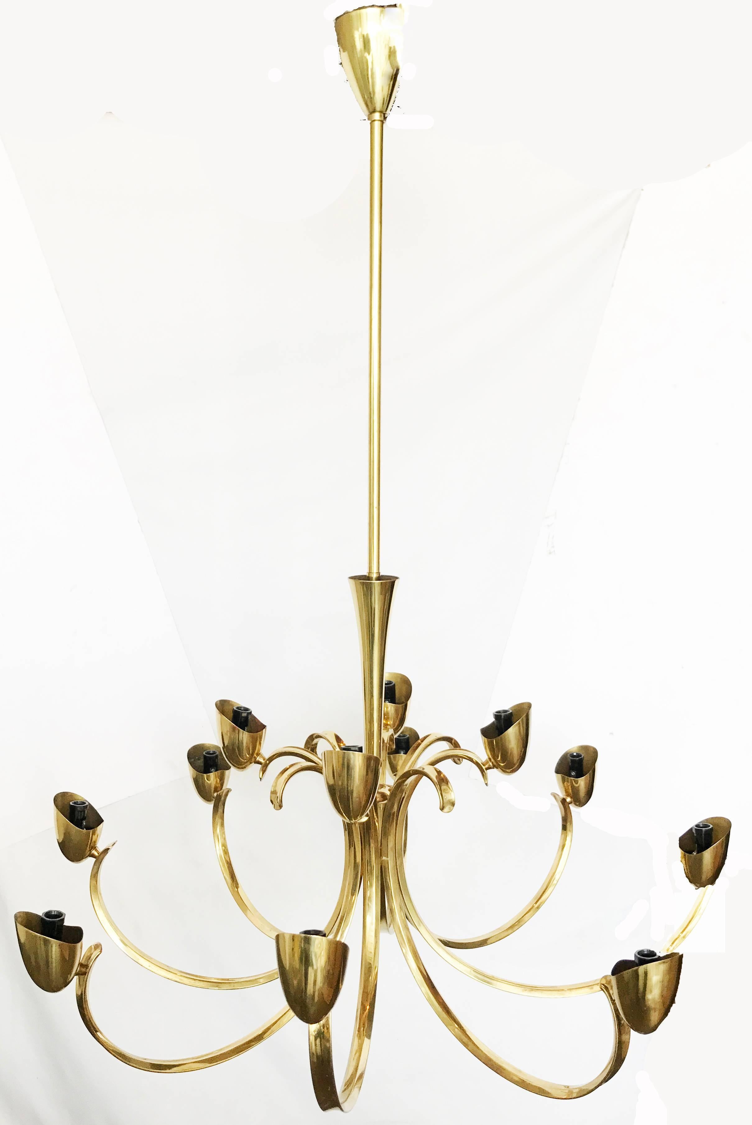 Hand-Crafted Stilnovo Style Mid-Century Modern 12-Light Brass Chandelier For Sale