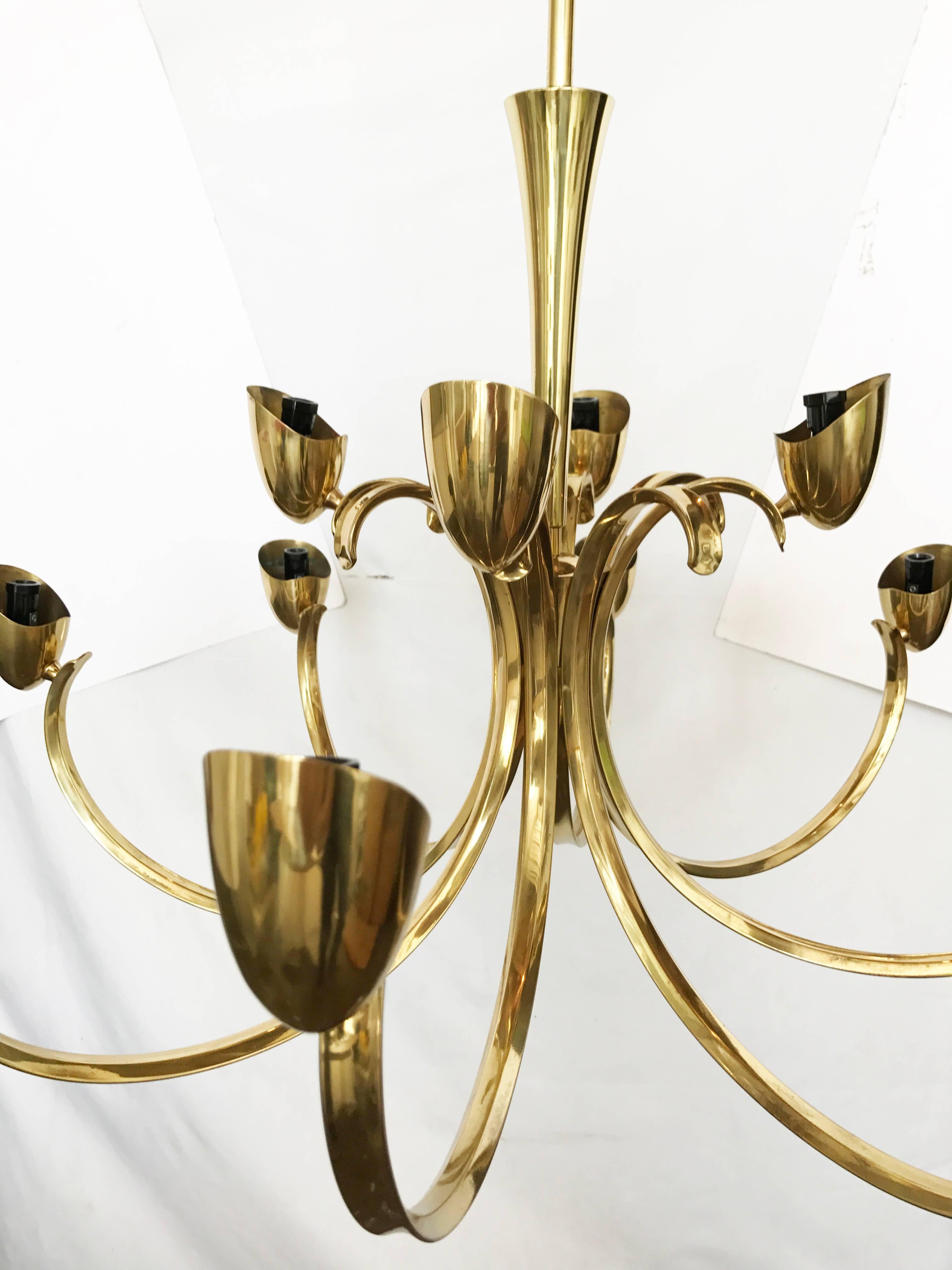 Stilnovo Style Mid-Century Modern 12-Light Brass Chandelier In Good Condition For Sale In Miami, FL