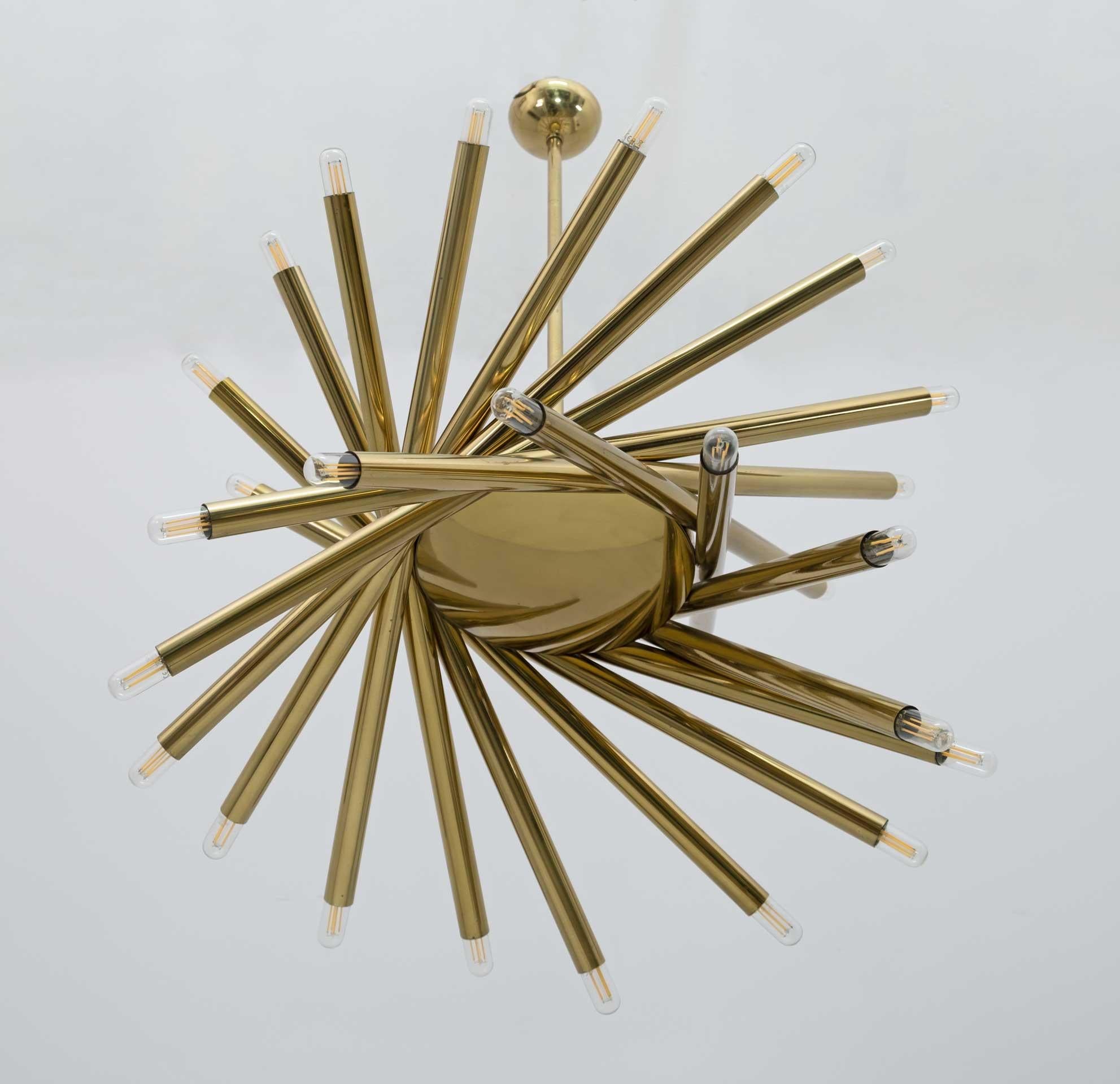 Stilnovo Mid-Century Modern Italian 30-Light Brass Chandelier, 1960s, Rare In Good Condition For Sale In Puglia, Puglia