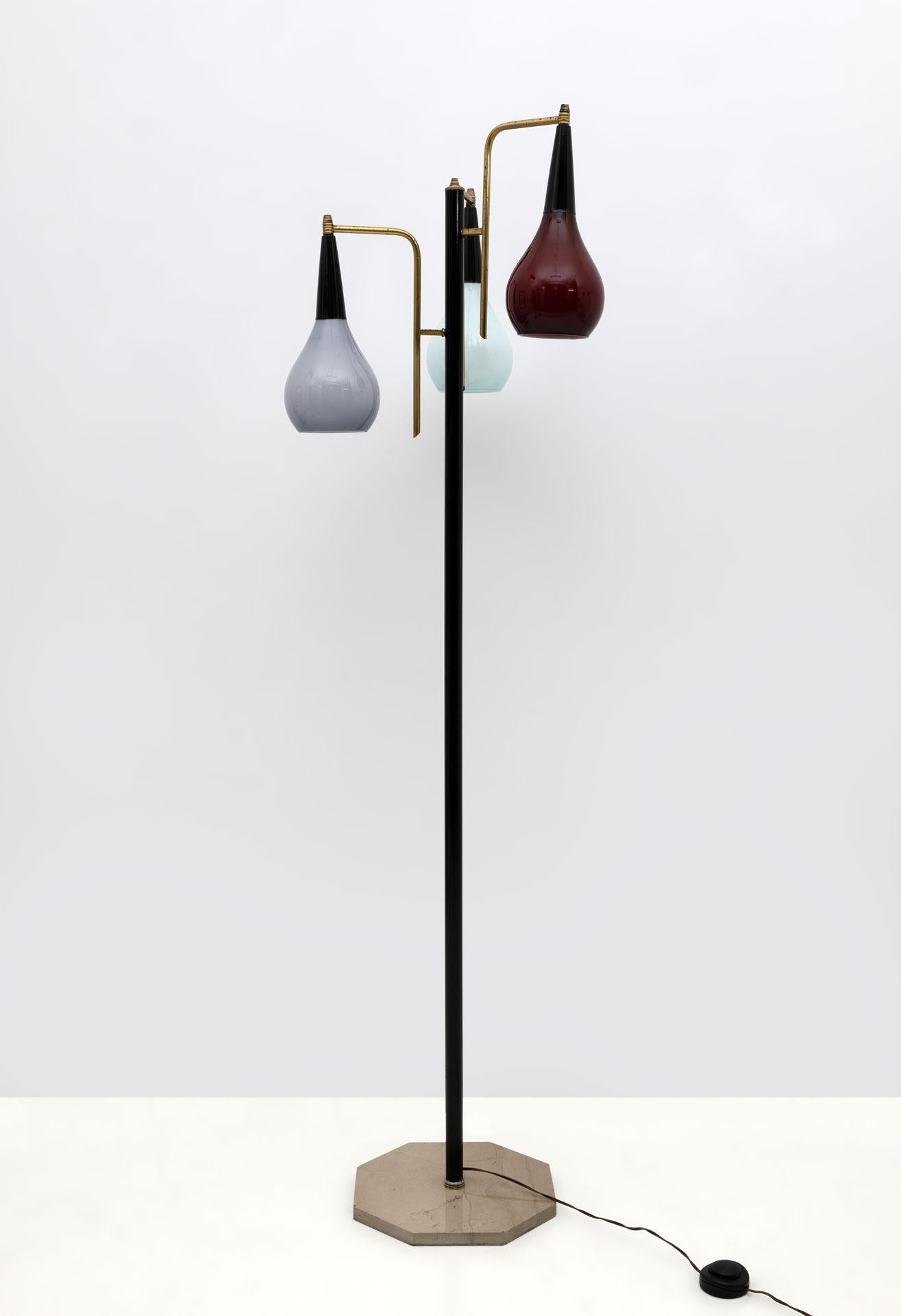 Stilnovo Moderne italienische Stehlampe aus Messing und farbigem Glas, Mid-Century Modern, 1950er Jahre (Moderne der Mitte des Jahrhunderts) im Angebot
