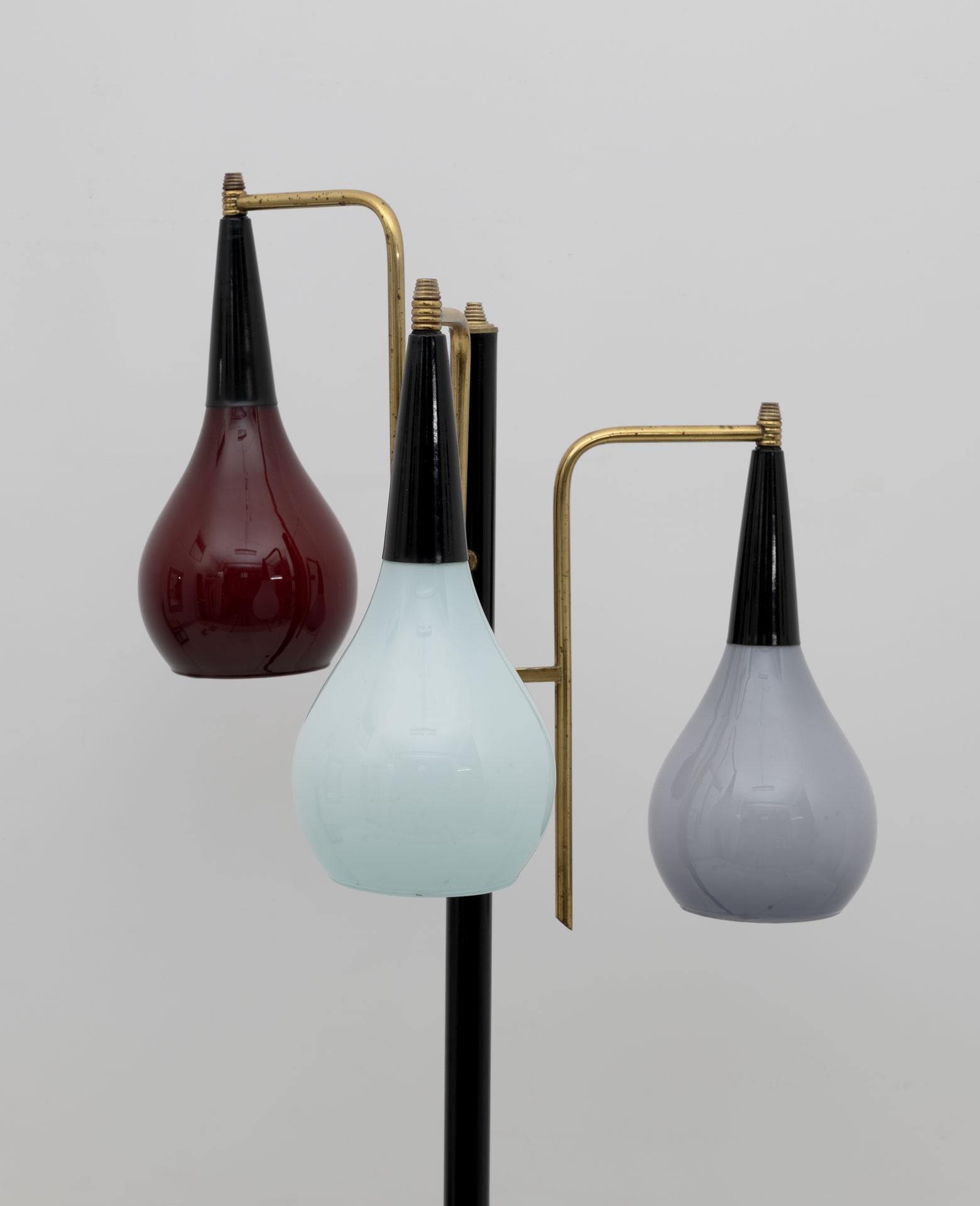Stilnovo Moderne italienische Stehlampe aus Messing und farbigem Glas, Mid-Century Modern, 1950er Jahre (Italienisch) im Angebot