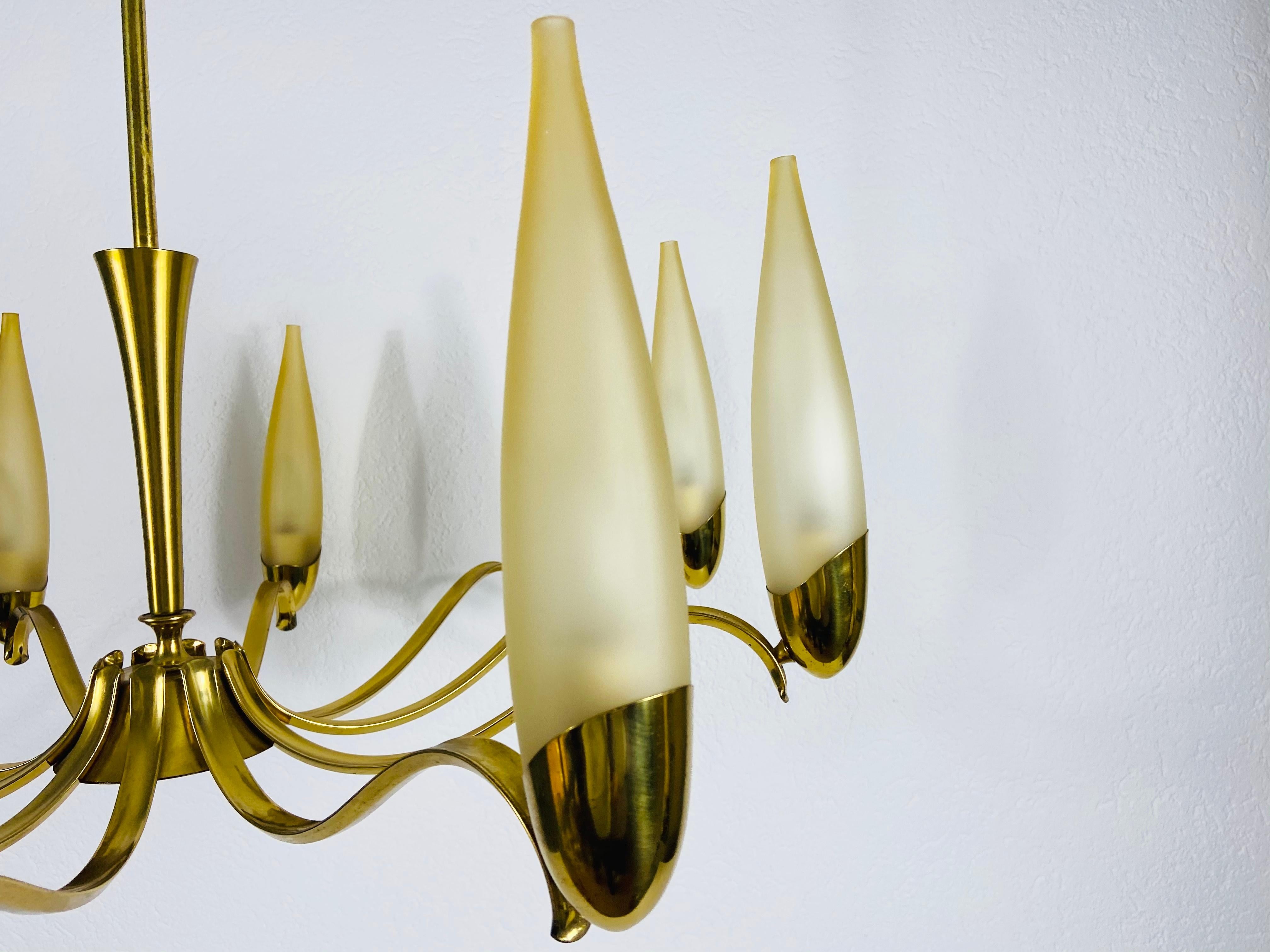 Mid-Century Modern Italian Brass and Glass Chandelier, 1960s For Sale 5