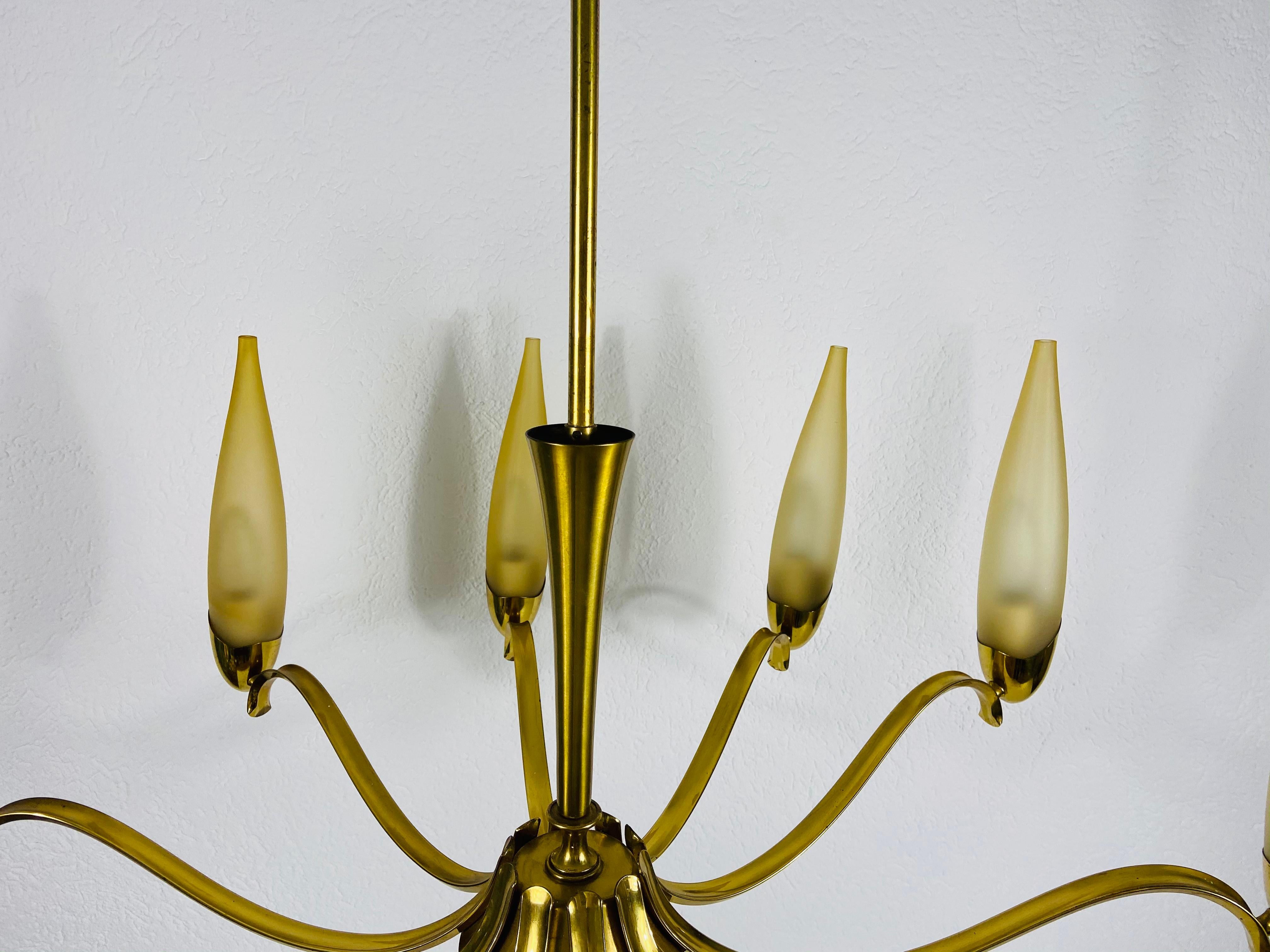 Mid-Century Modern Italian Brass and Glass Chandelier, 1960s For Sale 6