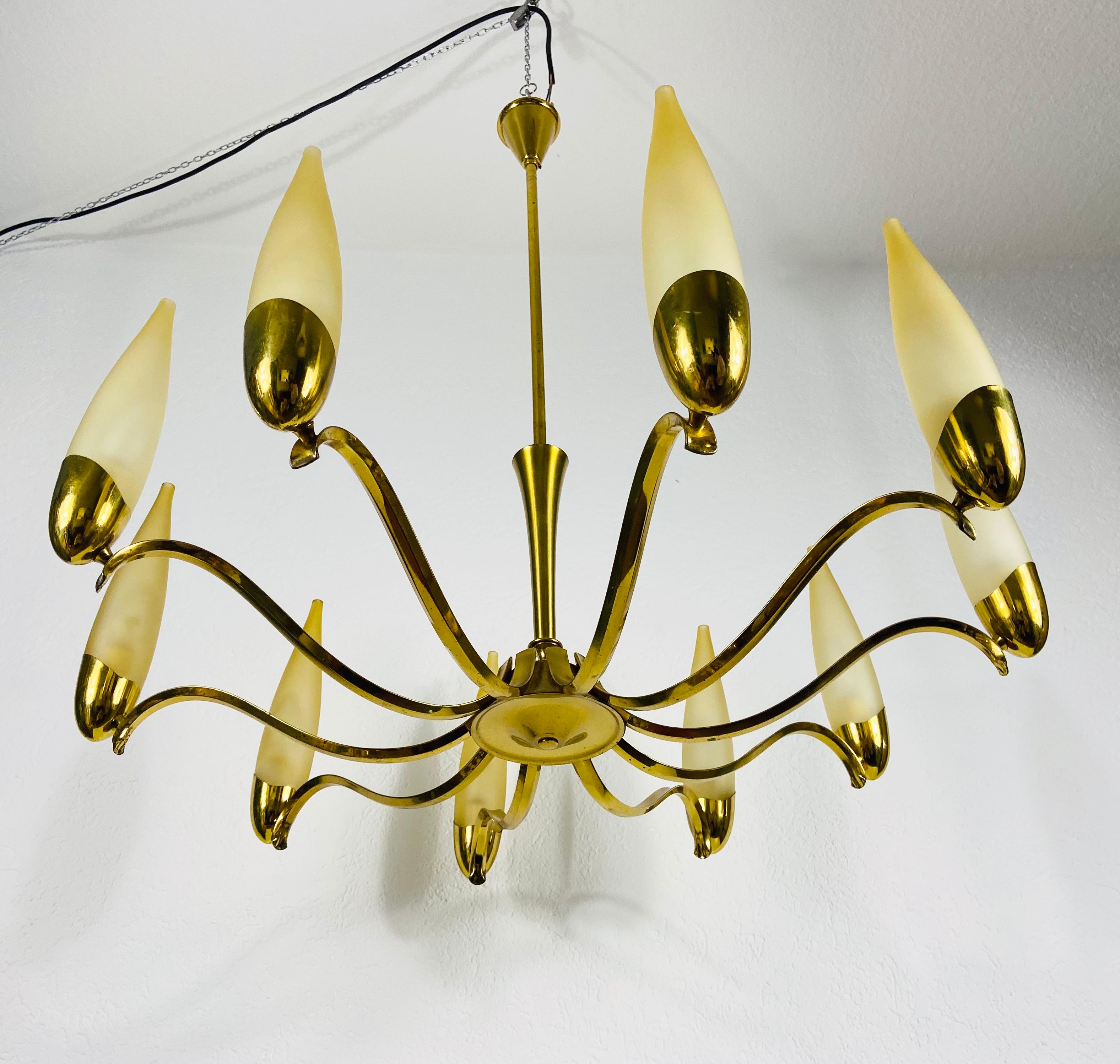 Mid-Century Modern Italian Brass and Glass Chandelier, 1960s In Good Condition For Sale In Hagenbach, DE