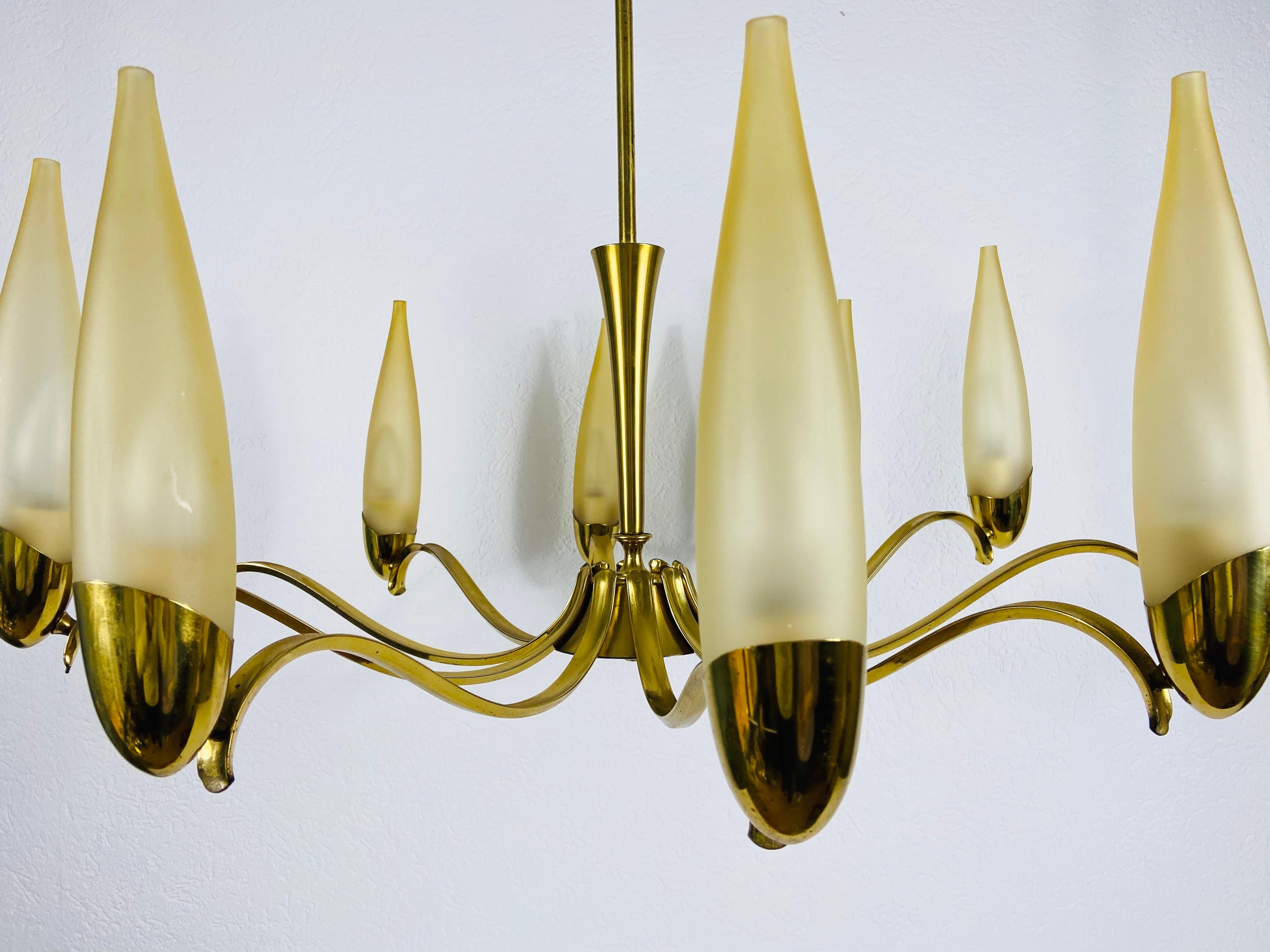 Mid-Century Modern Italian Brass and Glass Chandelier, 1960s For Sale 1