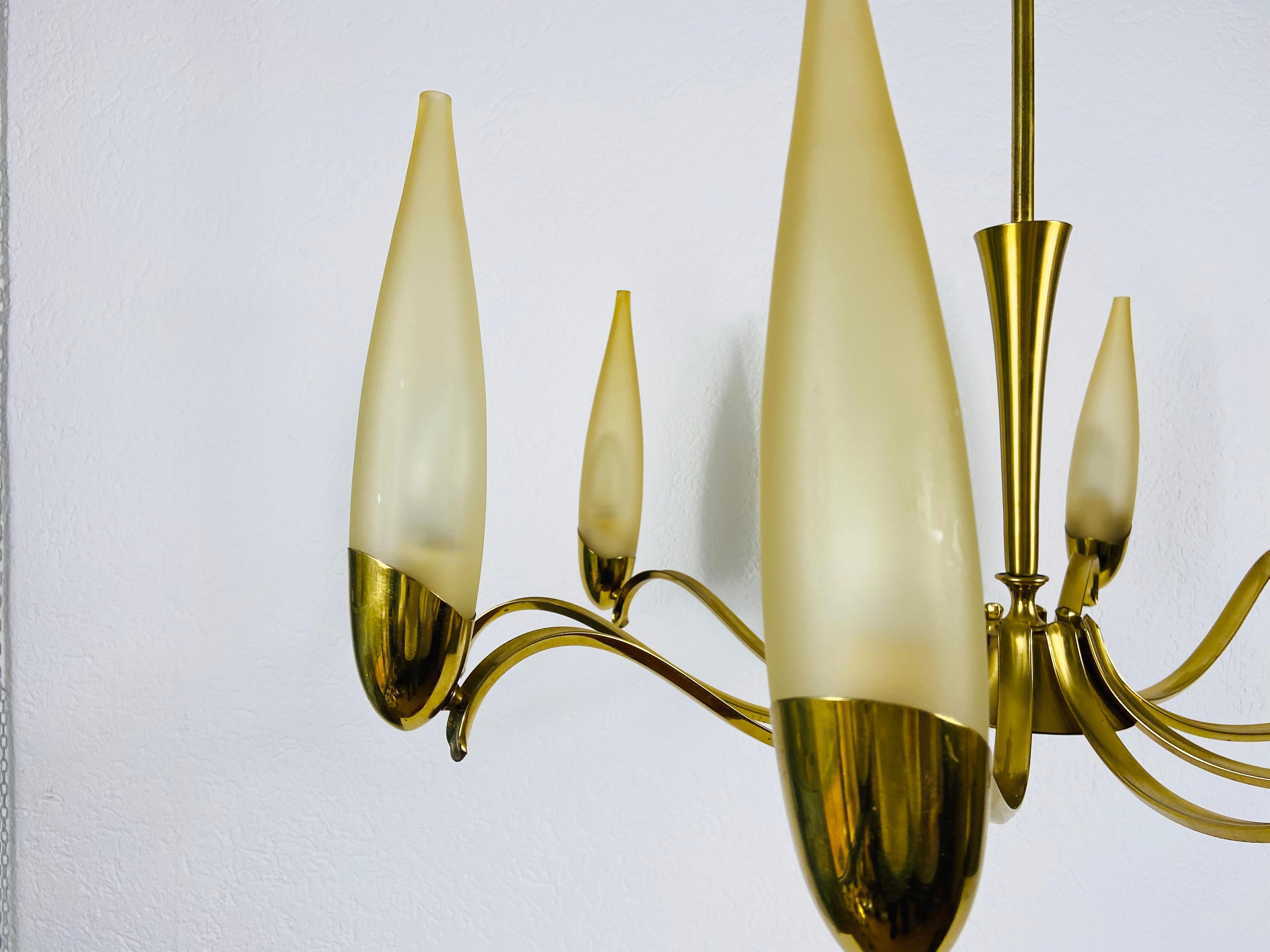 Mid-Century Modern Italian Brass and Glass Chandelier, 1960s For Sale 2