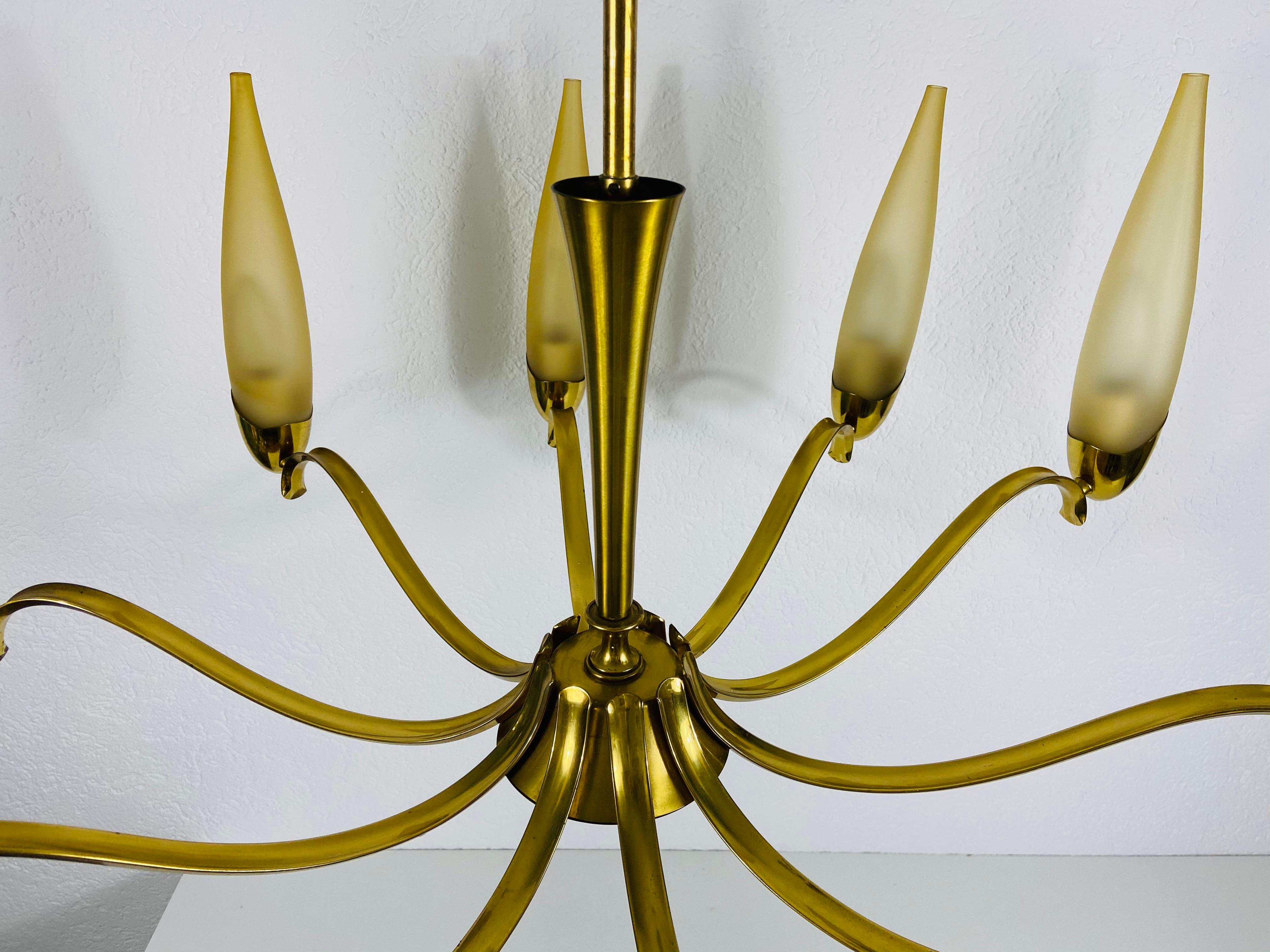Mid-Century Modern Italian Brass and Glass Chandelier, 1960s For Sale 4