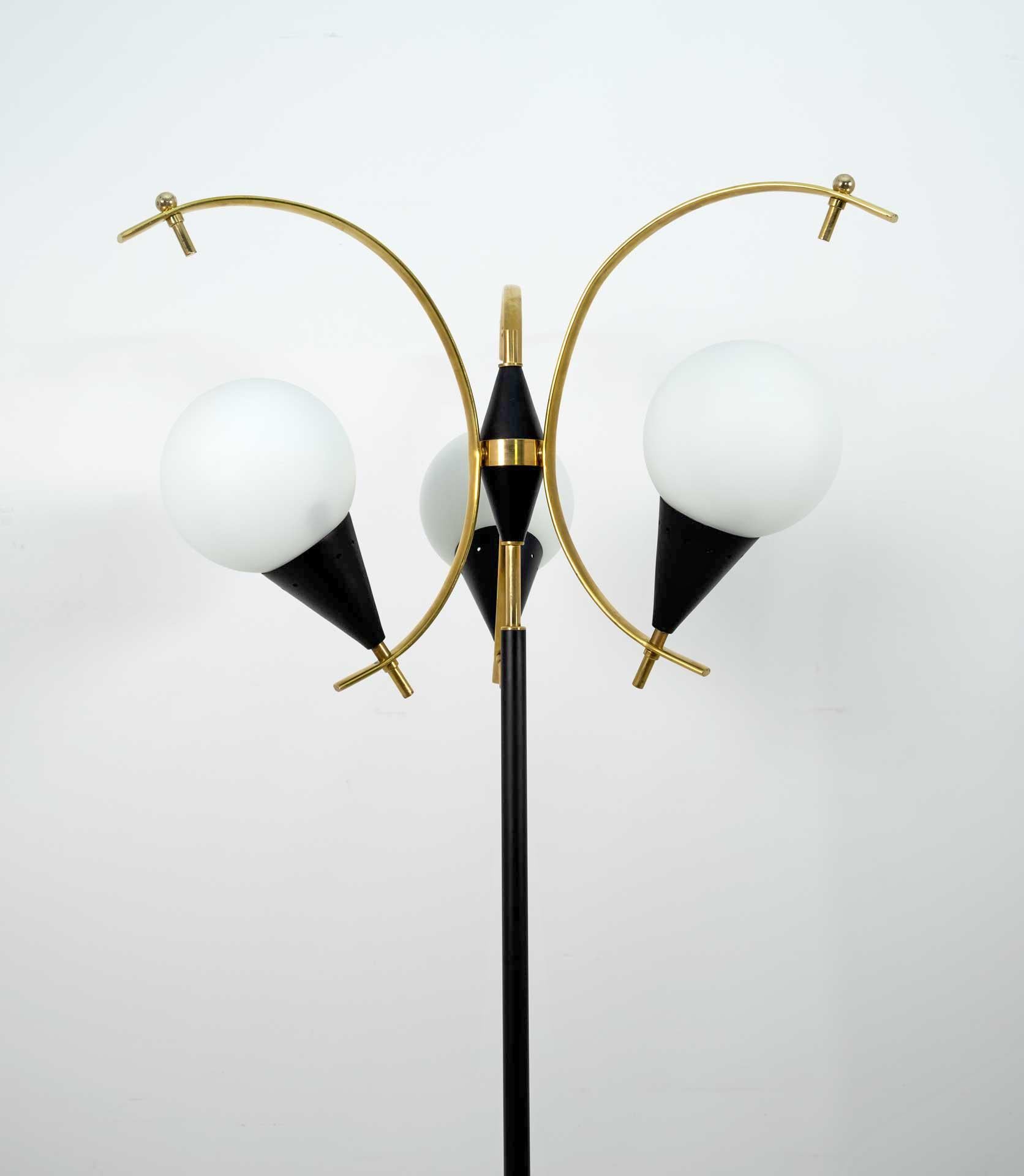 Stilnovo-Stehlampe aus italienischem Messing und Opalglas, Moderne der Mitte des Jahrhunderts, 1950er Jahre (Italienisch) im Angebot