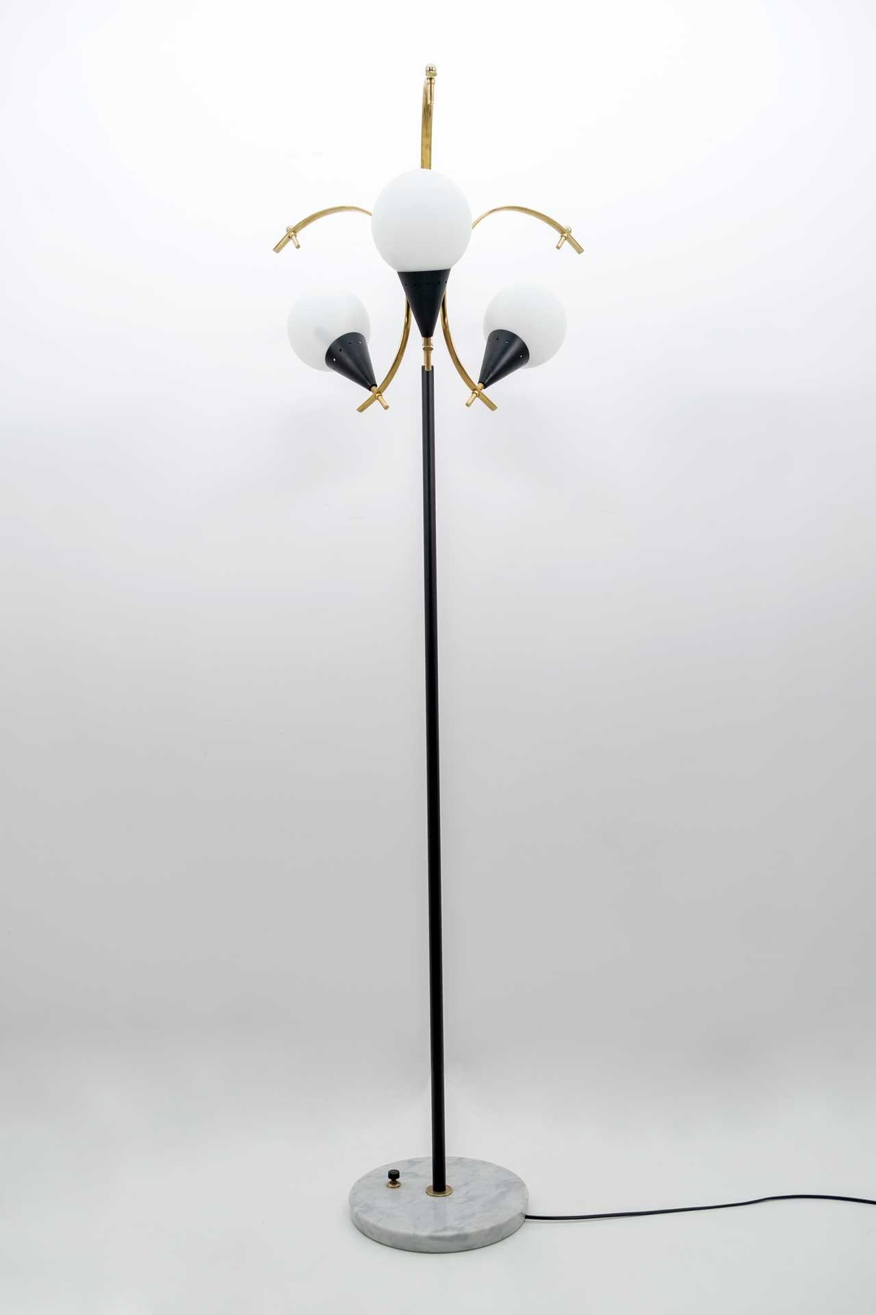 Stilnovo-Stehlampe aus italienischem Messing und Opalglas, Moderne der Mitte des Jahrhunderts, 1950er Jahre (Mitte des 20. Jahrhunderts) im Angebot
