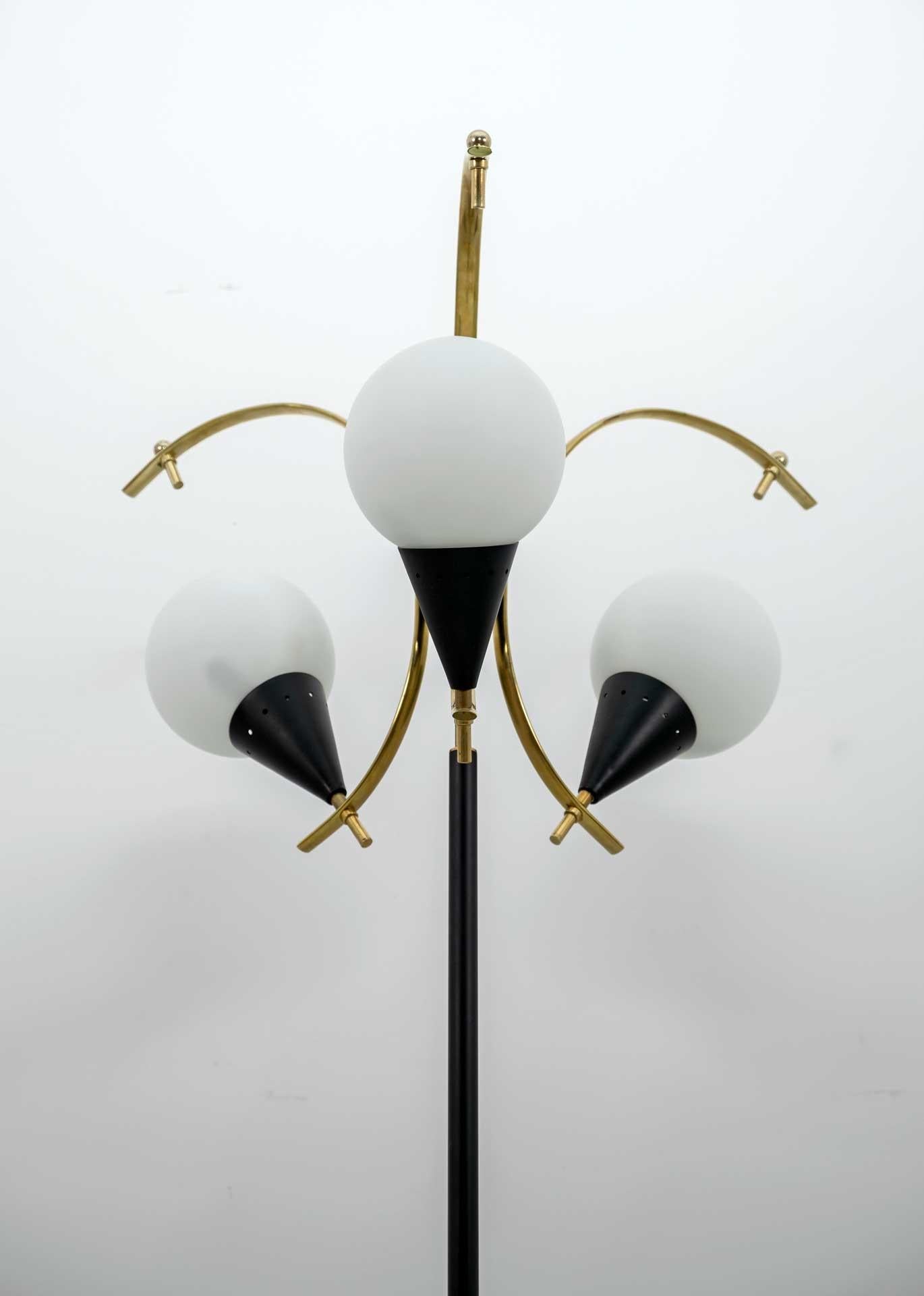 Stilnovo-Stehlampe aus italienischem Messing und Opalglas, Moderne der Mitte des Jahrhunderts, 1950er Jahre (Metall) im Angebot