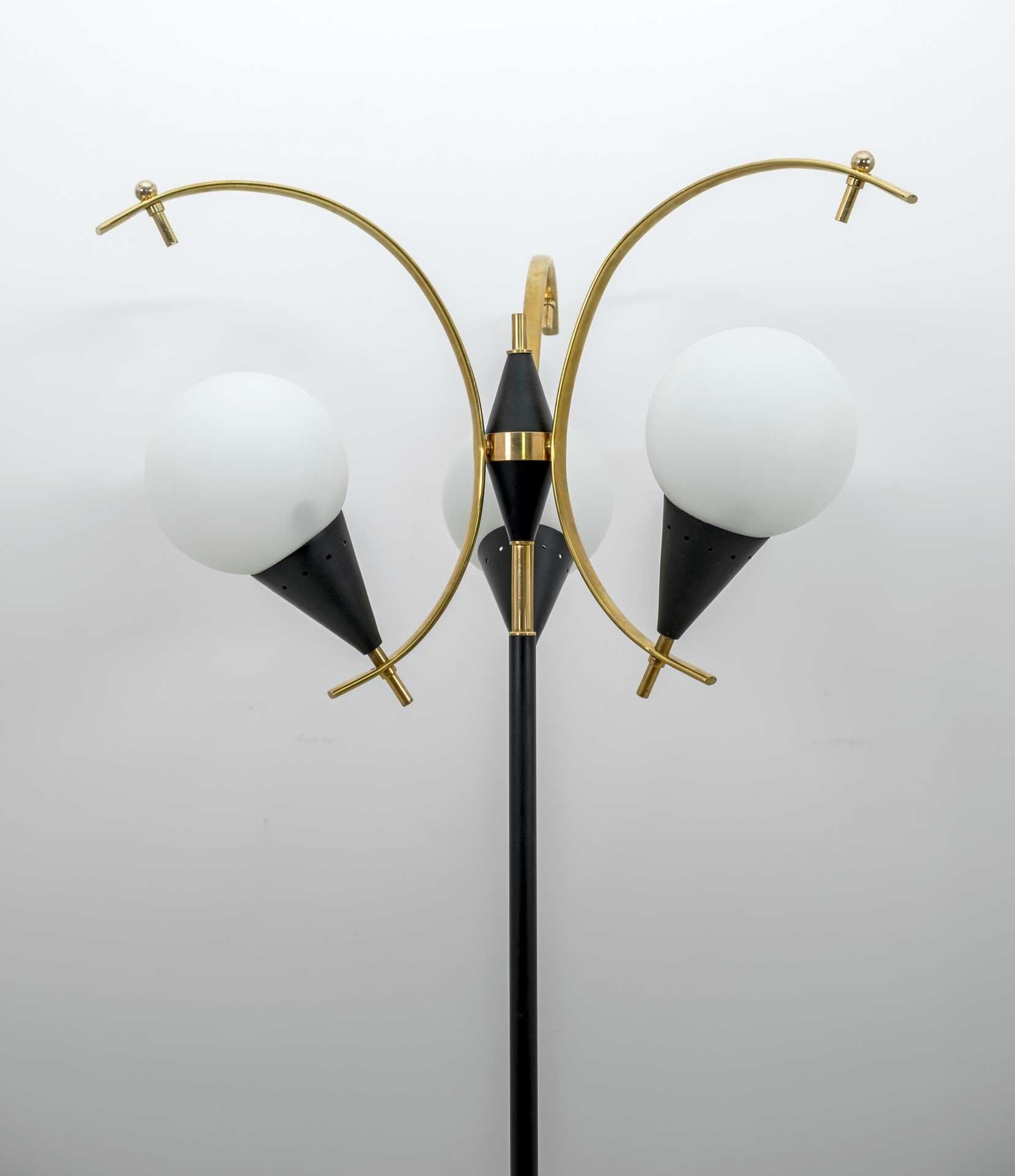Stilnovo Mid-Century Modern Italian Brass and Opaline Glass Floor Lamp, 1950s For Sale 3