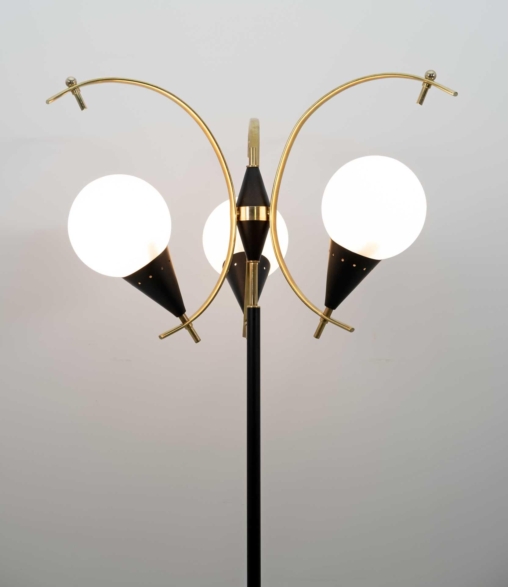 Stilnovo-Stehlampe aus italienischem Messing und Opalglas, Moderne der Mitte des Jahrhunderts, 1950er Jahre im Angebot 3