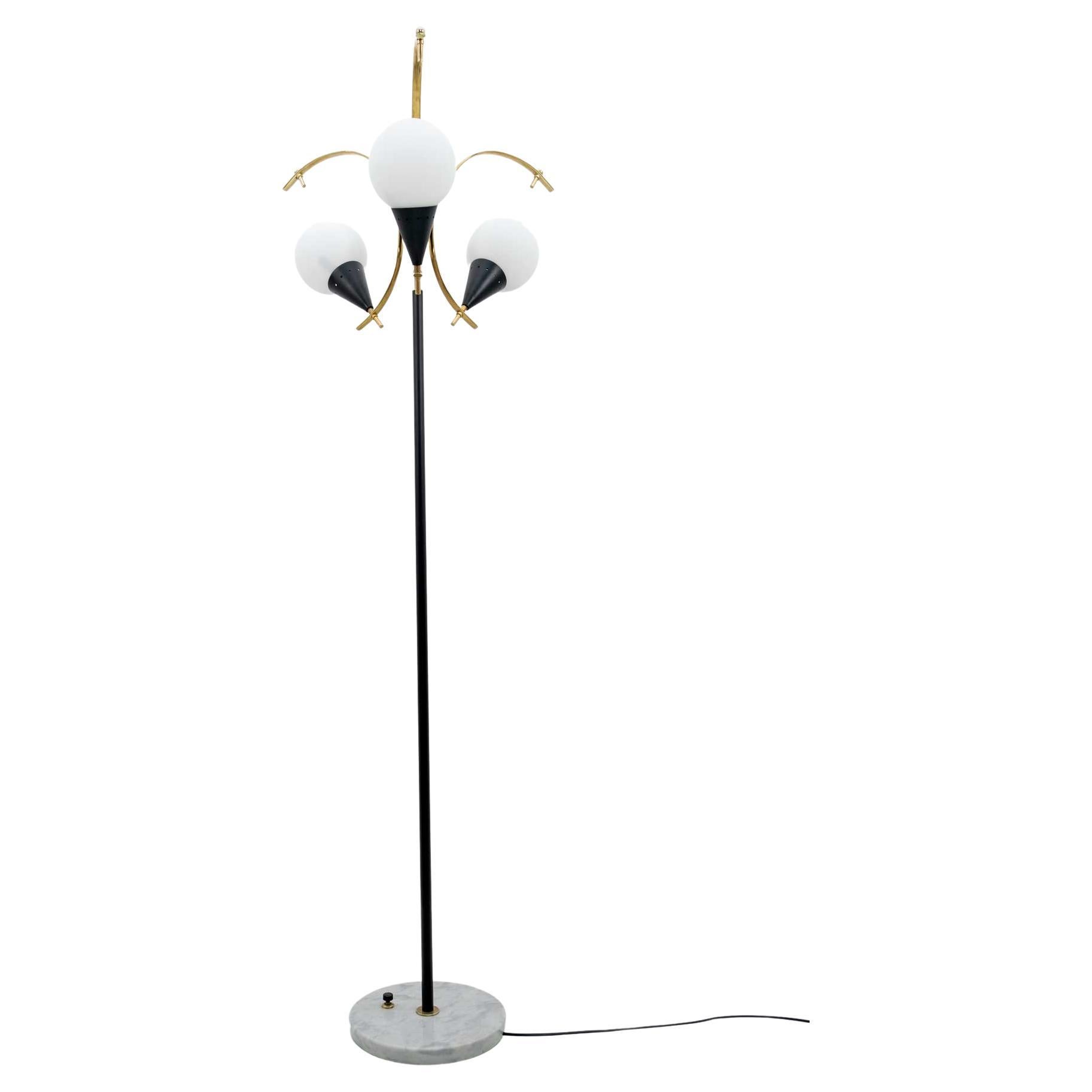 Stilnovo-Stehlampe aus italienischem Messing und Opalglas, Moderne der Mitte des Jahrhunderts, 1950er Jahre im Angebot
