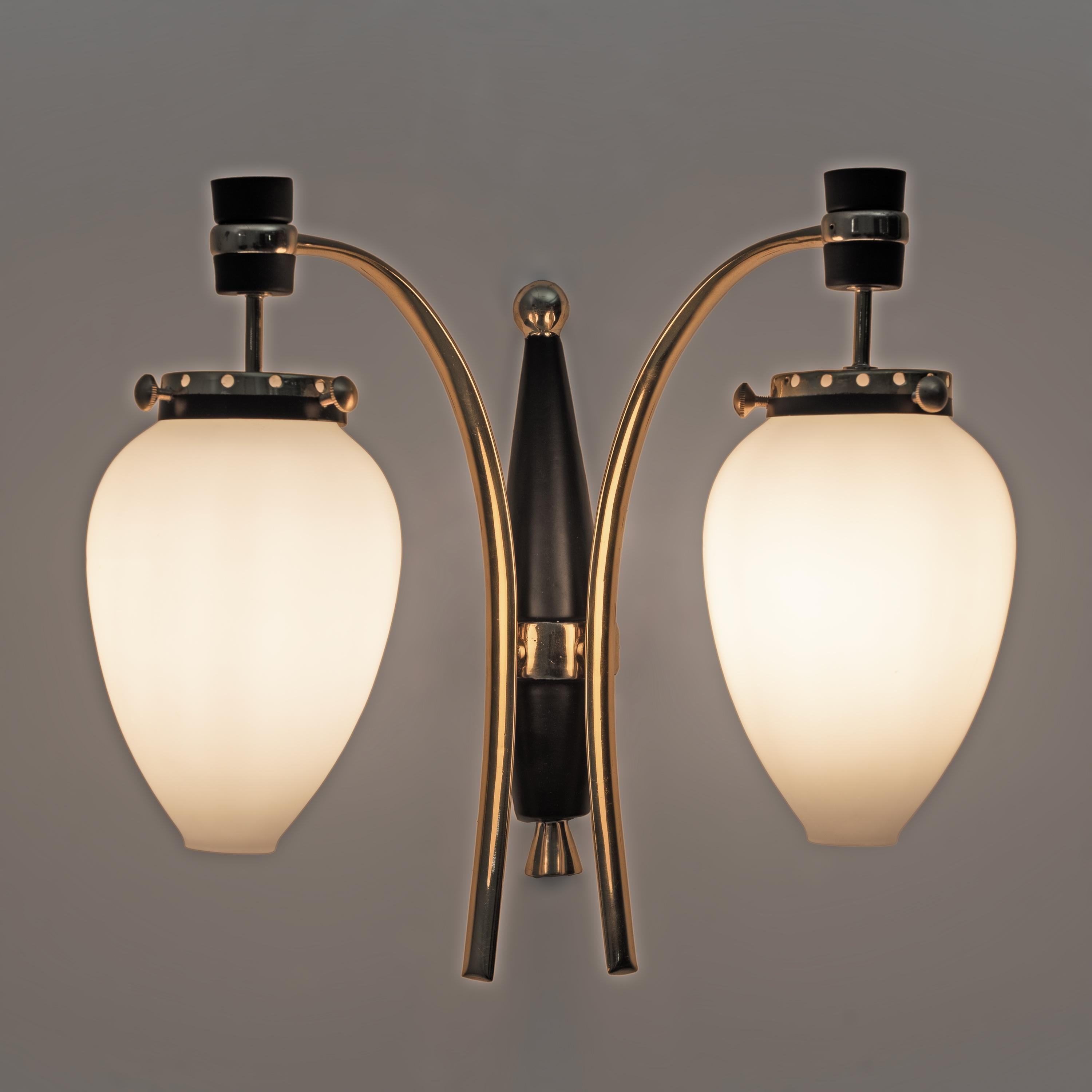 Mid-Century Modern Appliques italiennes modernes du milieu du siècle en laiton et verre de Murano, années 1950, paire en vente