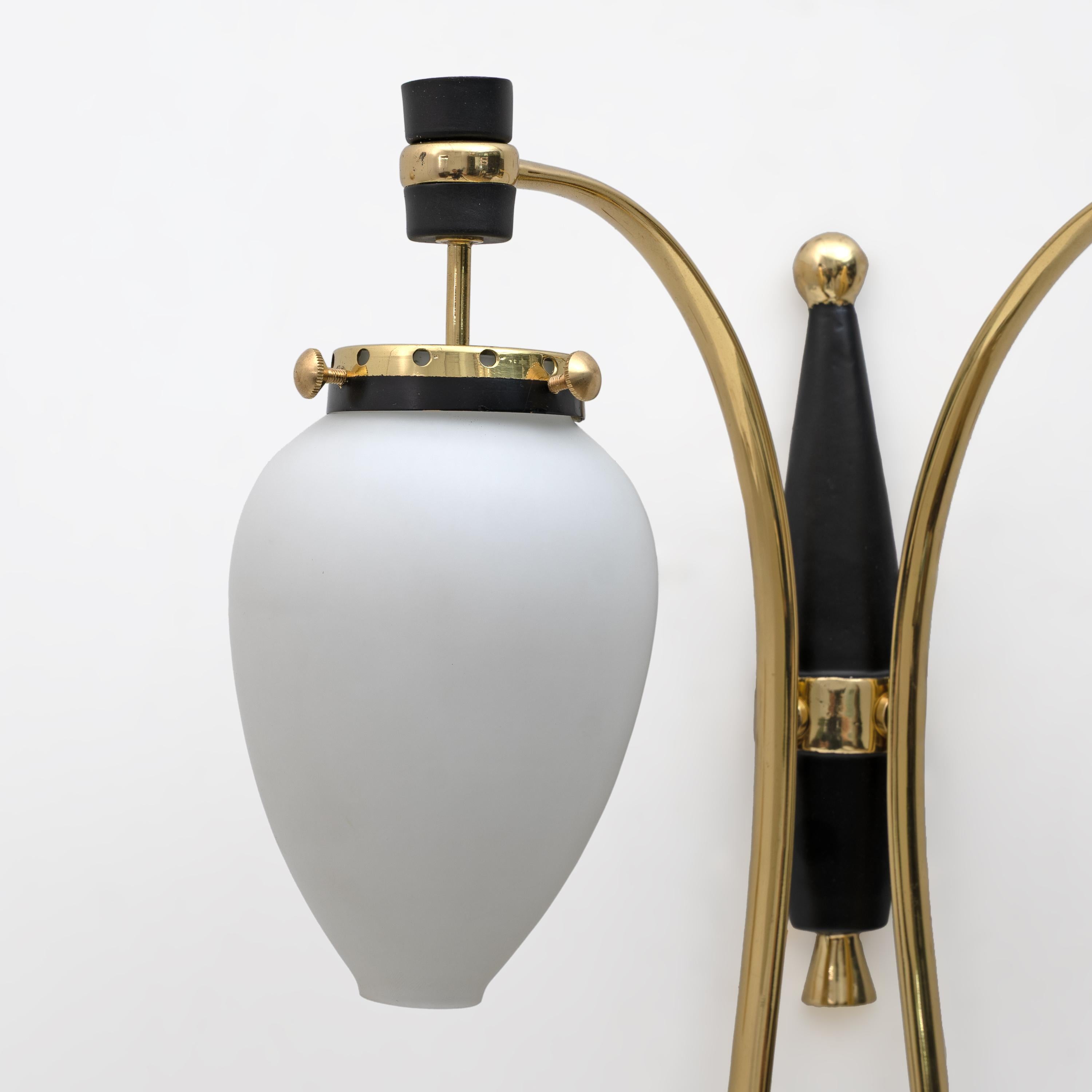 Laiton Appliques italiennes modernes du milieu du siècle en laiton et verre de Murano, années 1950, paire en vente
