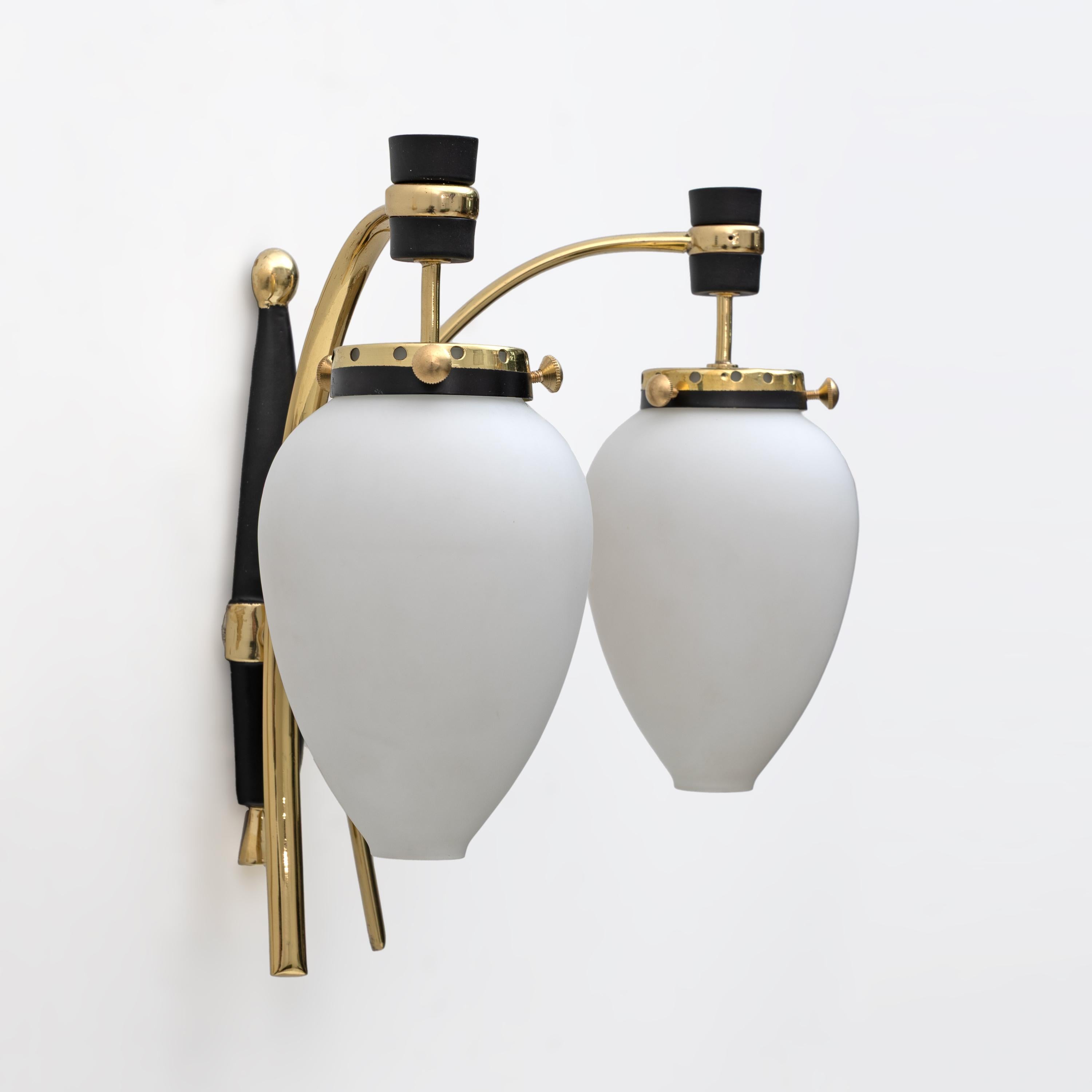 Appliques italiennes modernes du milieu du siècle en laiton et verre de Murano, années 1950, paire en vente 1