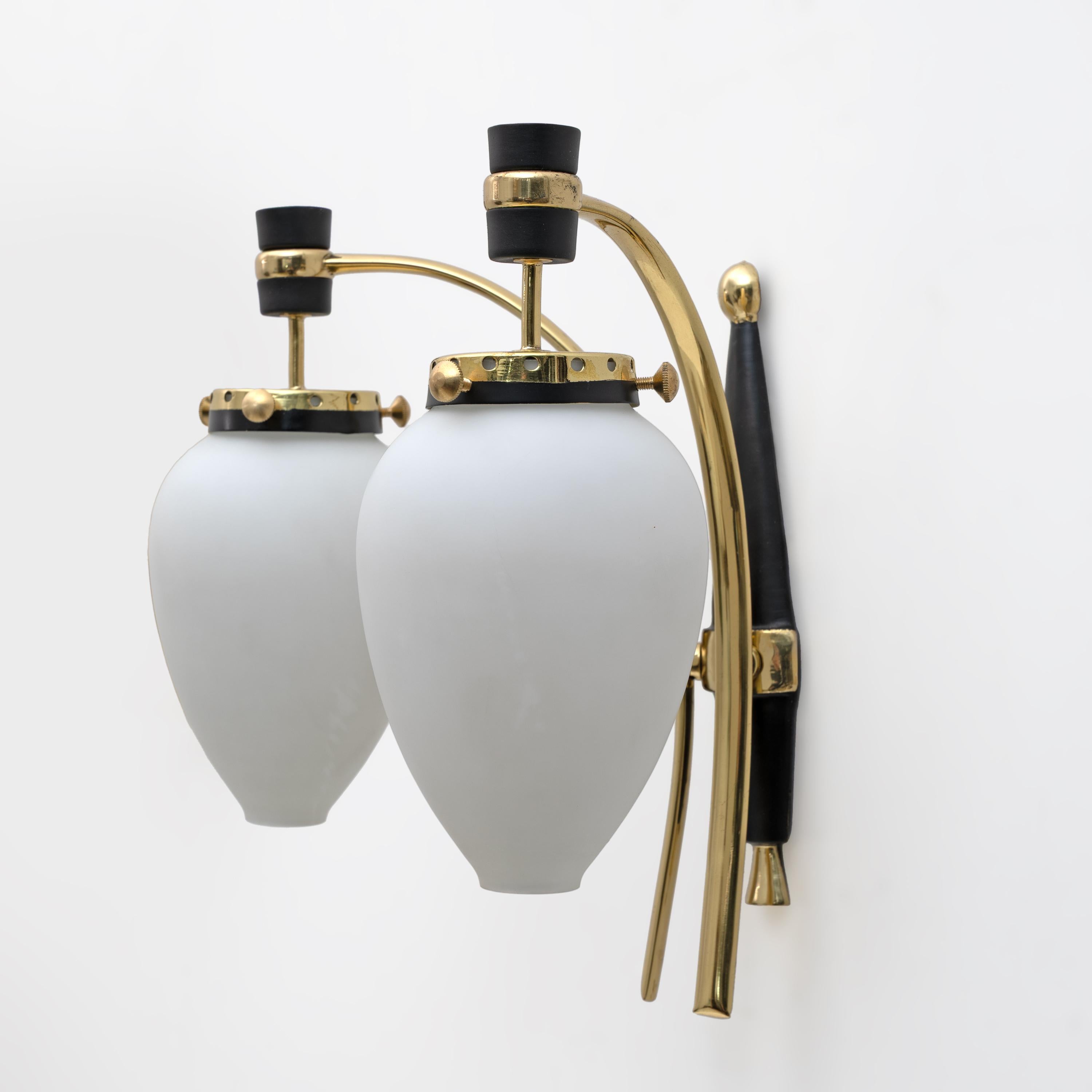 Appliques italiennes modernes du milieu du siècle en laiton et verre de Murano, années 1950, paire en vente 2