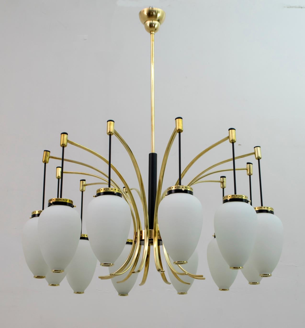 Mid-20th Century Stilnovo Mid-Century Modern Italian Brass Opaline Glass 12-Light Chandelier, 50s