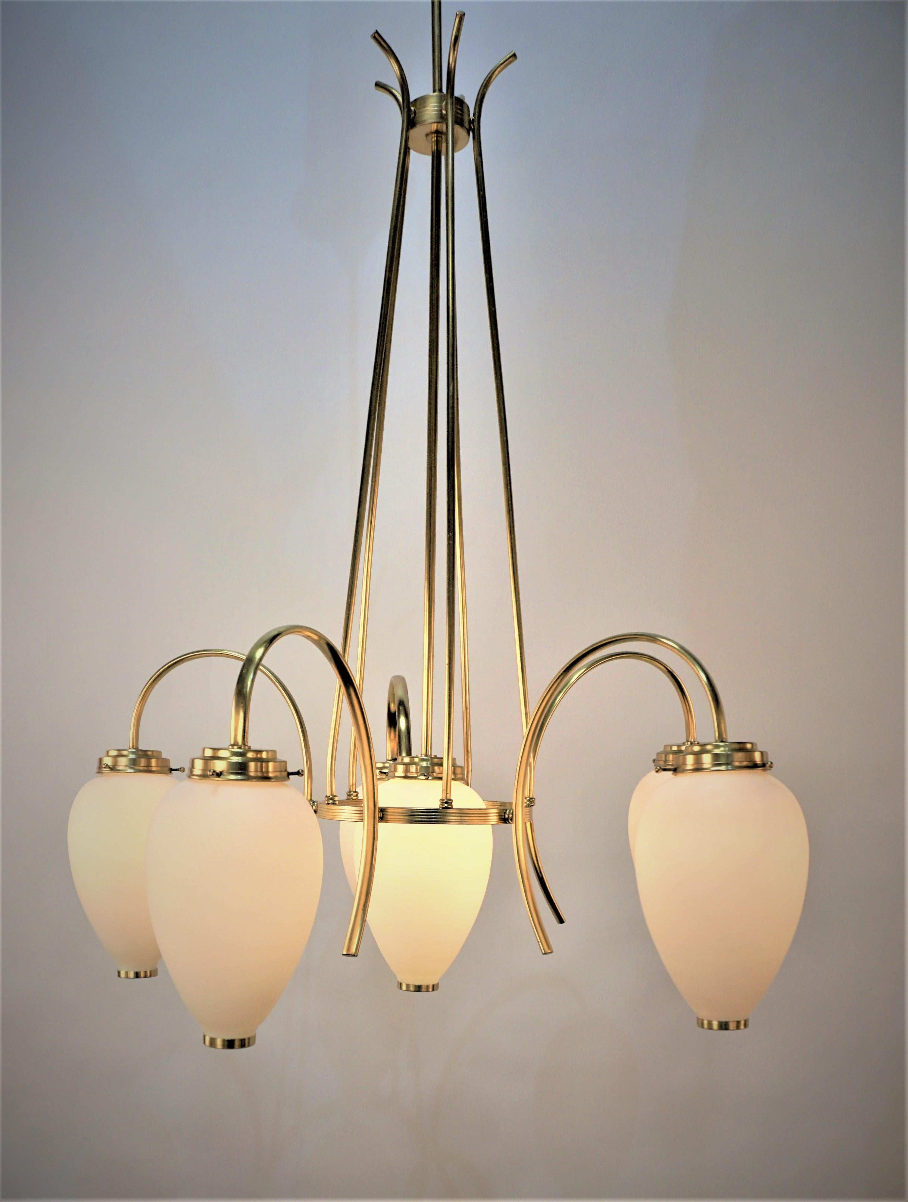 Stilnovo Mid-Century Modern Italian Brass Opaline Glass Chandelier In Good Condition In Fairfax, VA