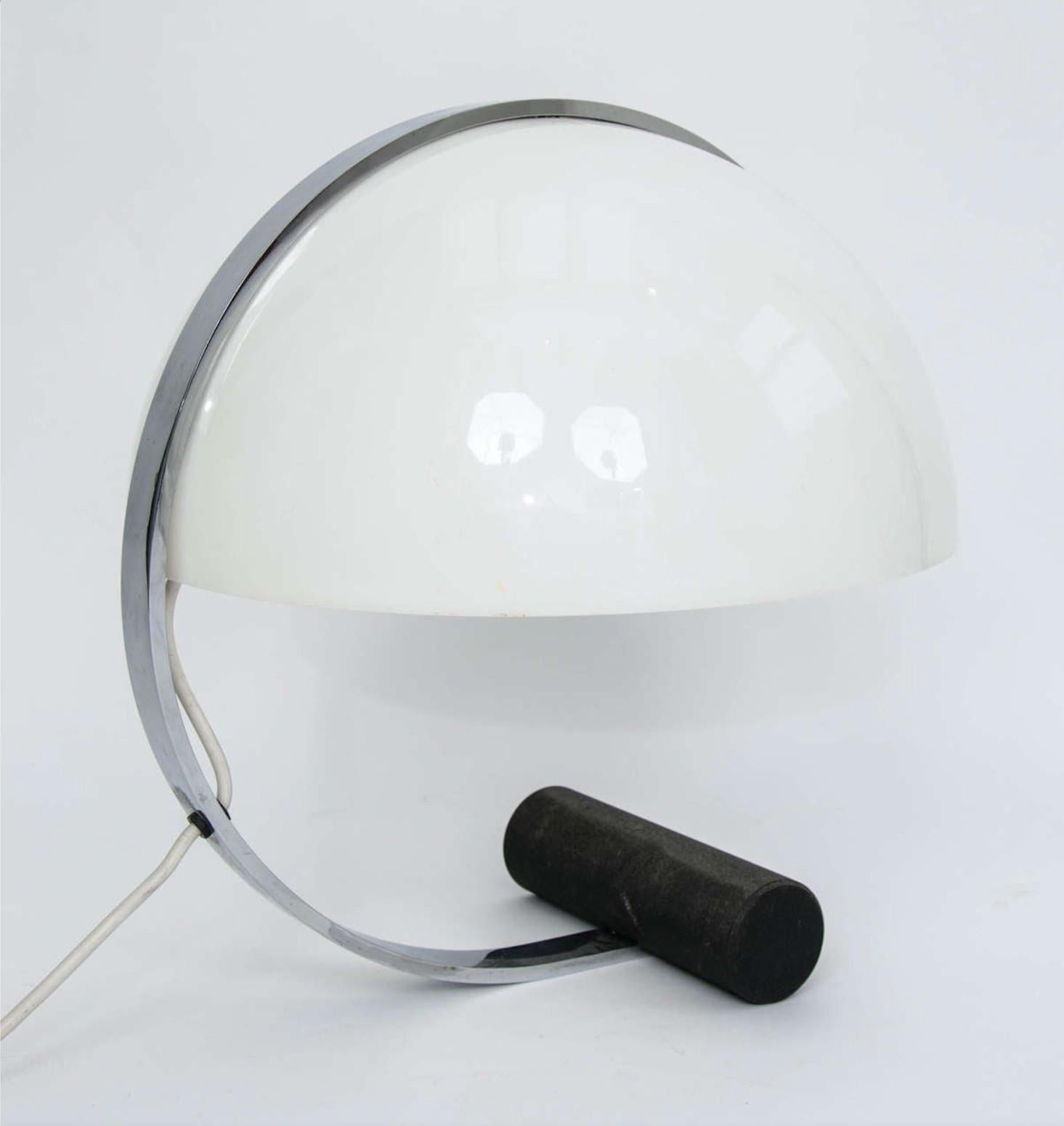 Stilnovo Mid-Century Modern Table Lamp White Acrylic, Black Base, Italy, 1970s In Good Condition In London, GB