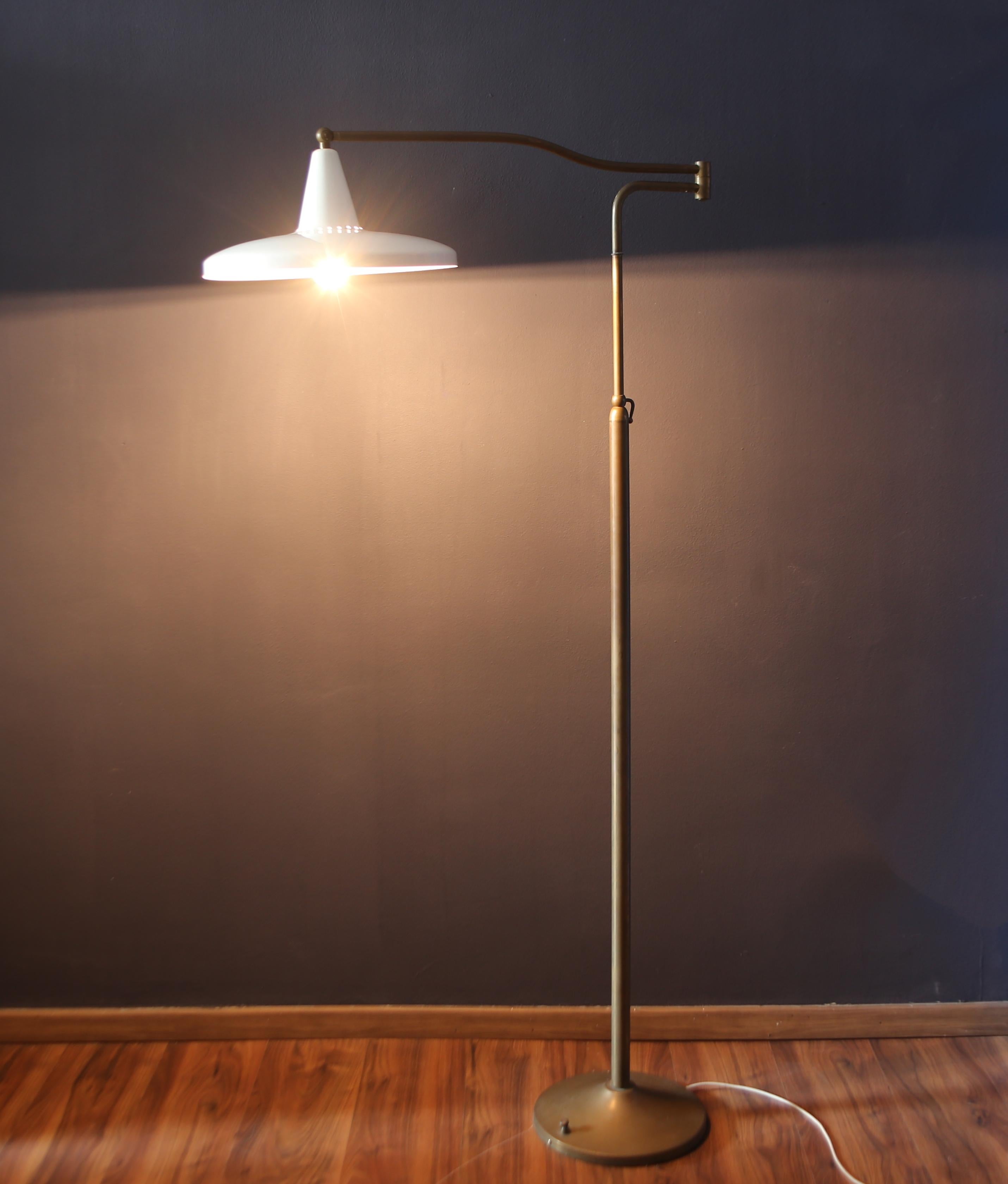 Lese-Stehleuchte aus weiß lackiertem Metall und Messing. Ideal für Leseecken. Diese Lampe stammt aus den frühen 1950er Jahren. Diese Lampe hat eine maximale Höhe von 207 cm und eine Länge von 96 cm.