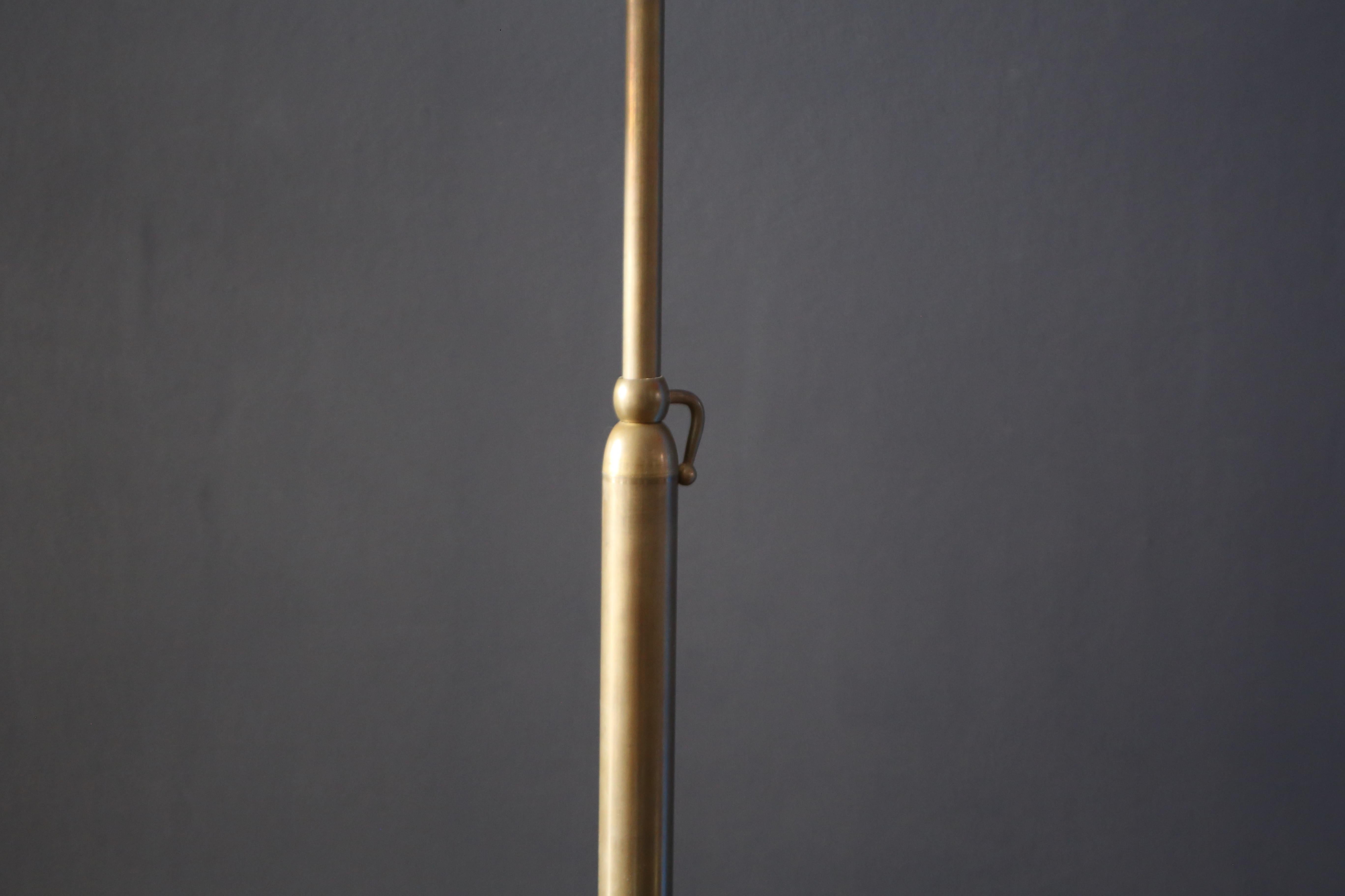 Stilnovo Mid-Century Reading Stehlampe Messing weiß lackiert Metall Italien 1950er (Italian) im Angebot