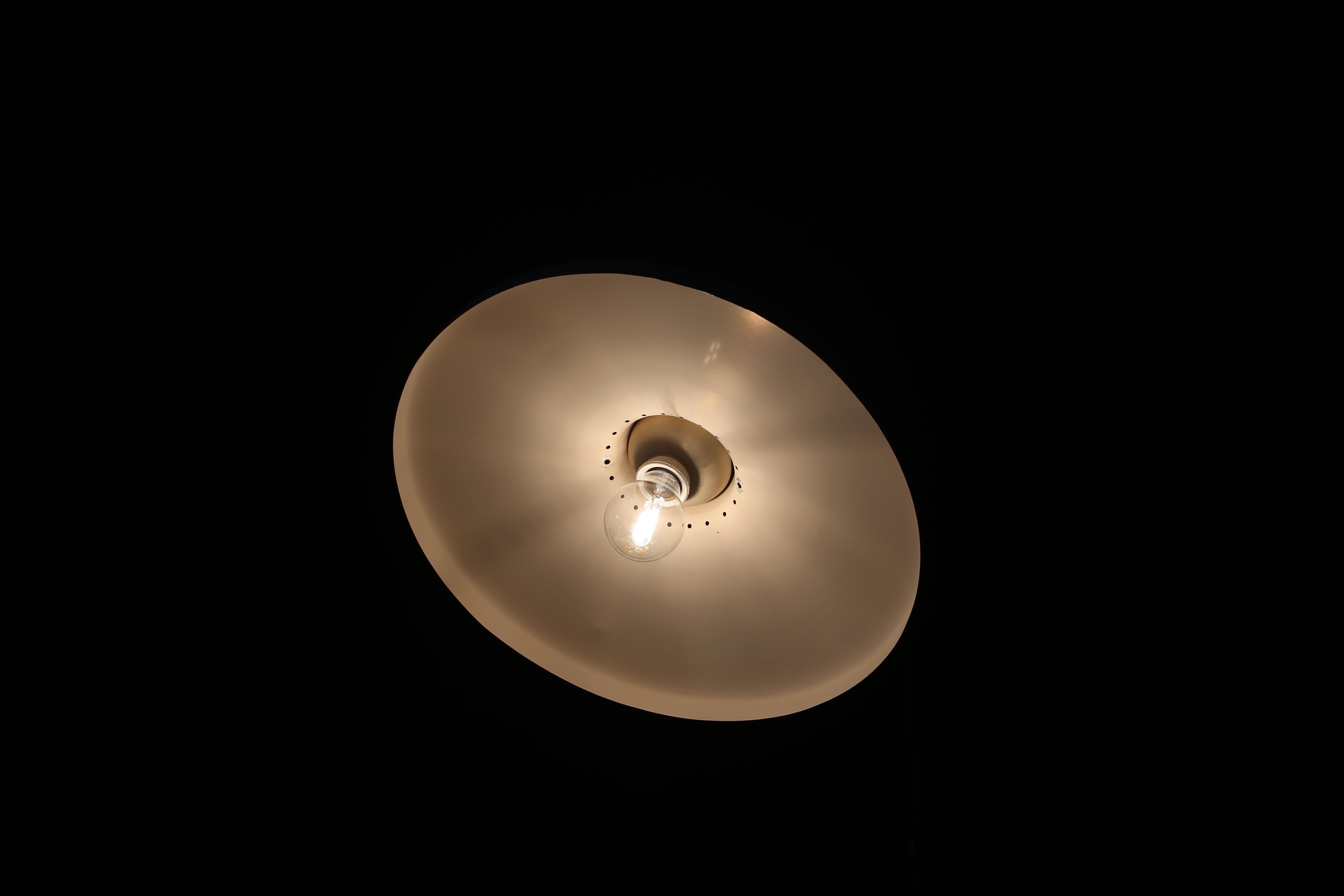 Stilnovo Mid-Century Reading Stehlampe Messing weiß lackiert Metall Italien 1950er im Zustand „Gut“ im Angebot in Vigevano, PV