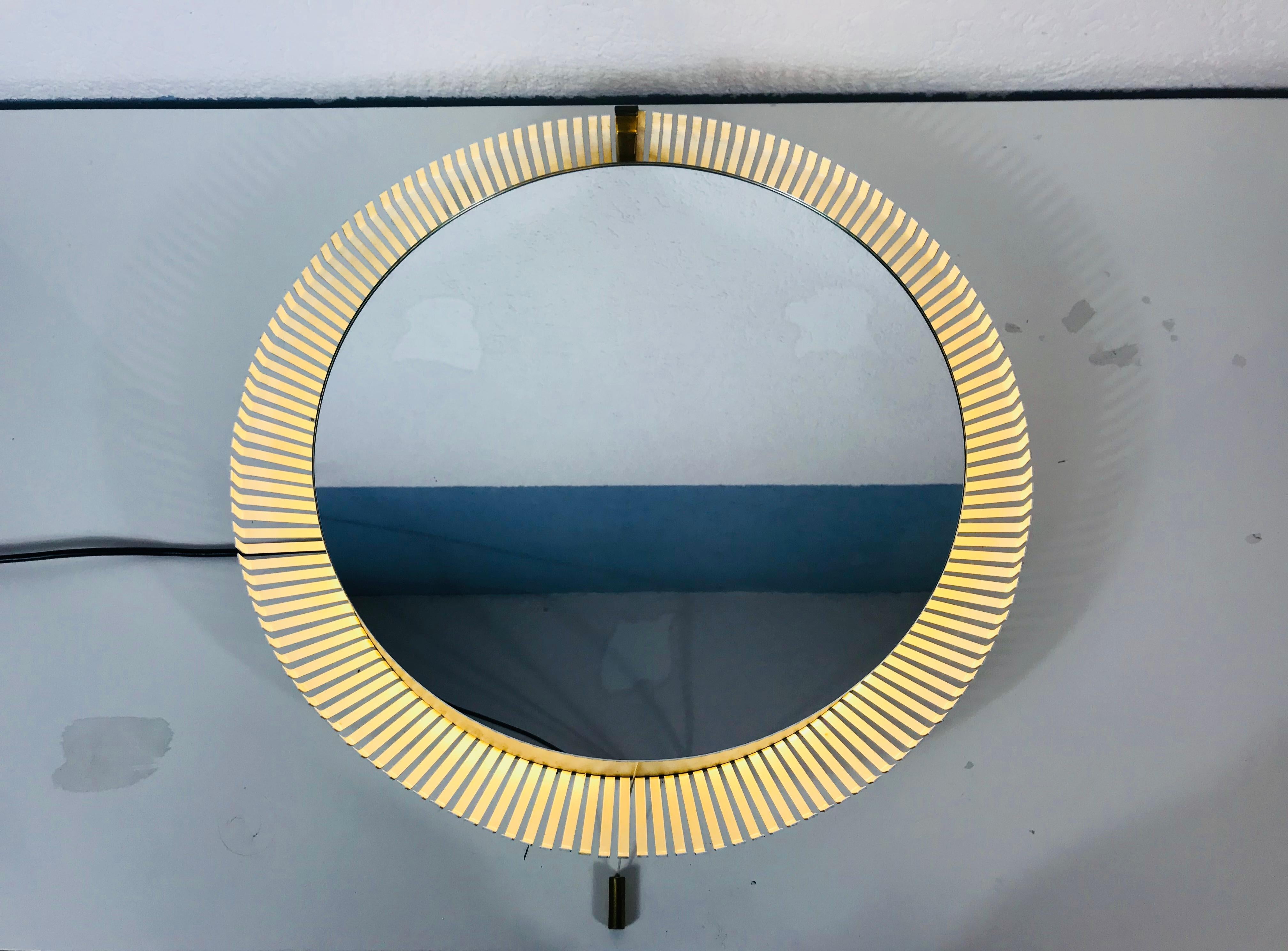 Mid-Century Modern Stilnovo Midcentury Round Metal Illuminated Mirror, Italy, 1960s