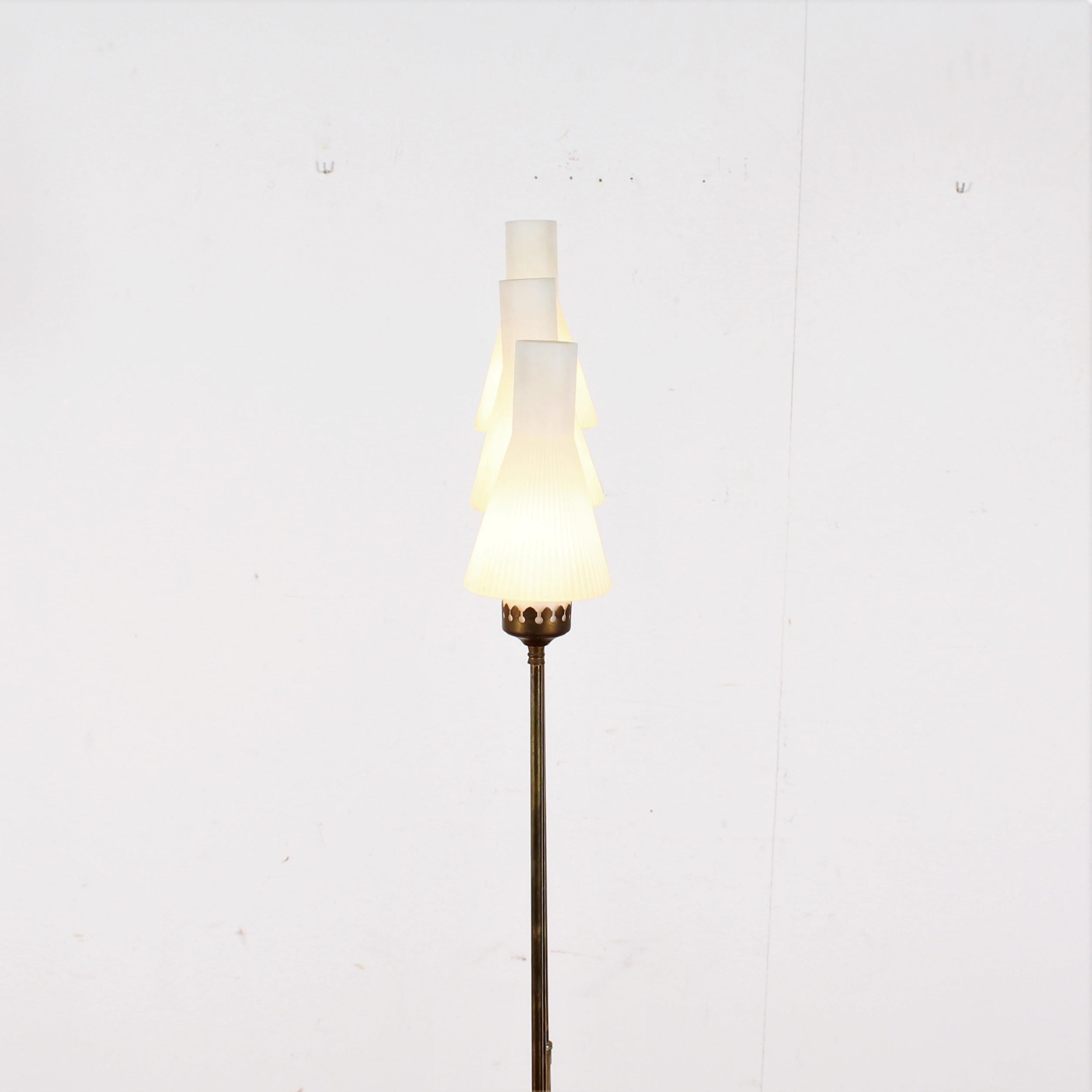 Stilnovo Midcentury White Opaline Glass and Brass Floor Lamp, 1960s, Italy 8