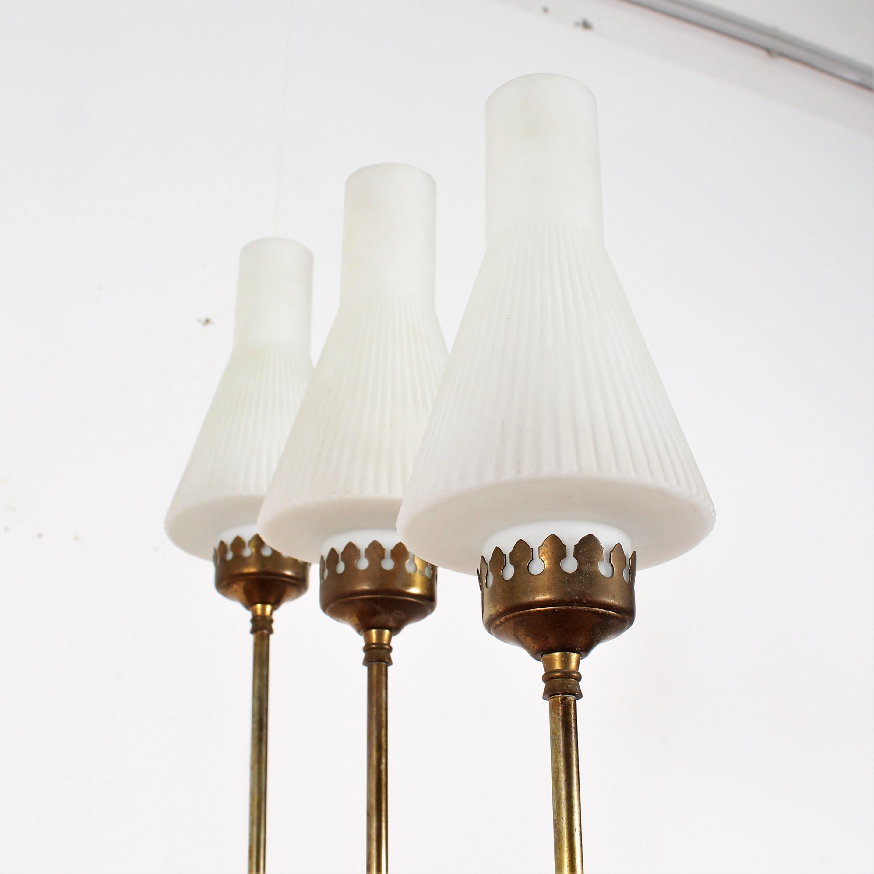 Stilnovo Midcentury White Opaline Glass and Brass Floor Lamp, 1960s, Italy In Good Condition In Palermo, IT