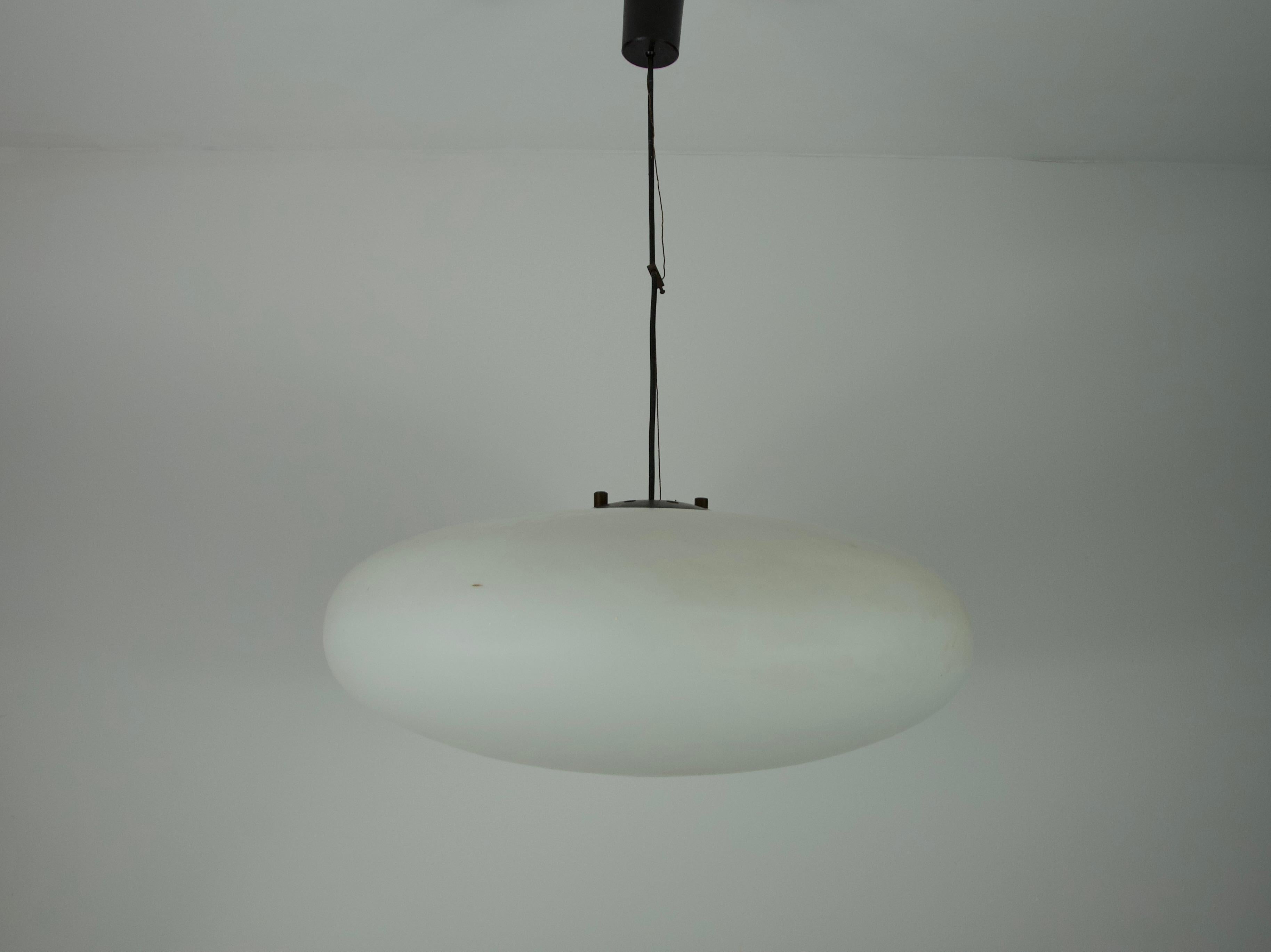 Stilnovo Kronleuchter aus Messing und Glas aus der Mitte des Jahrhunderts, 1950er Jahre, Italien (Moderne der Mitte des Jahrhunderts) im Angebot