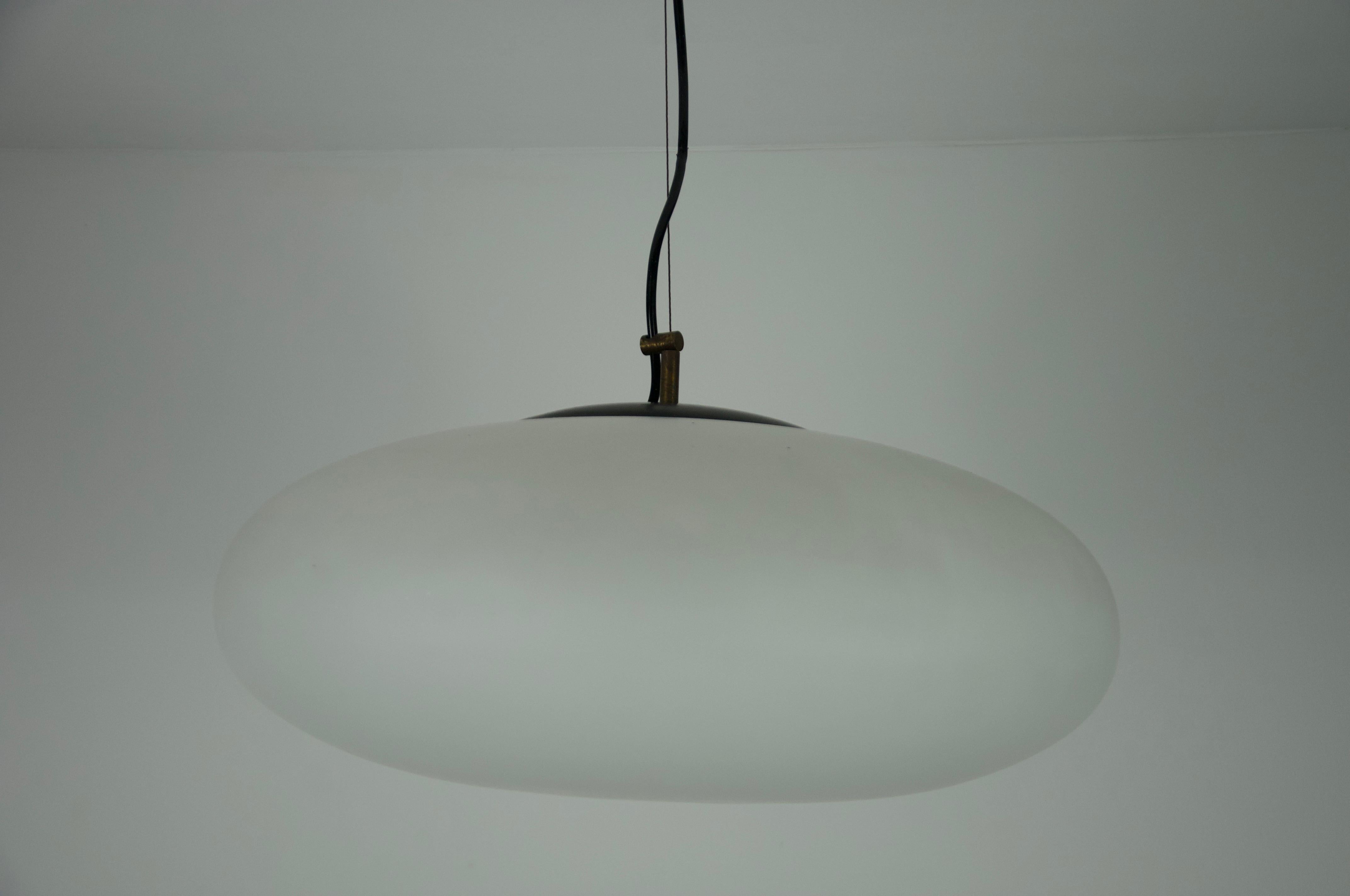 Lustre en laiton et verre Stilnovo du milieu du siècle, années 1950, Italie Bon état - En vente à Hagenbach, DE