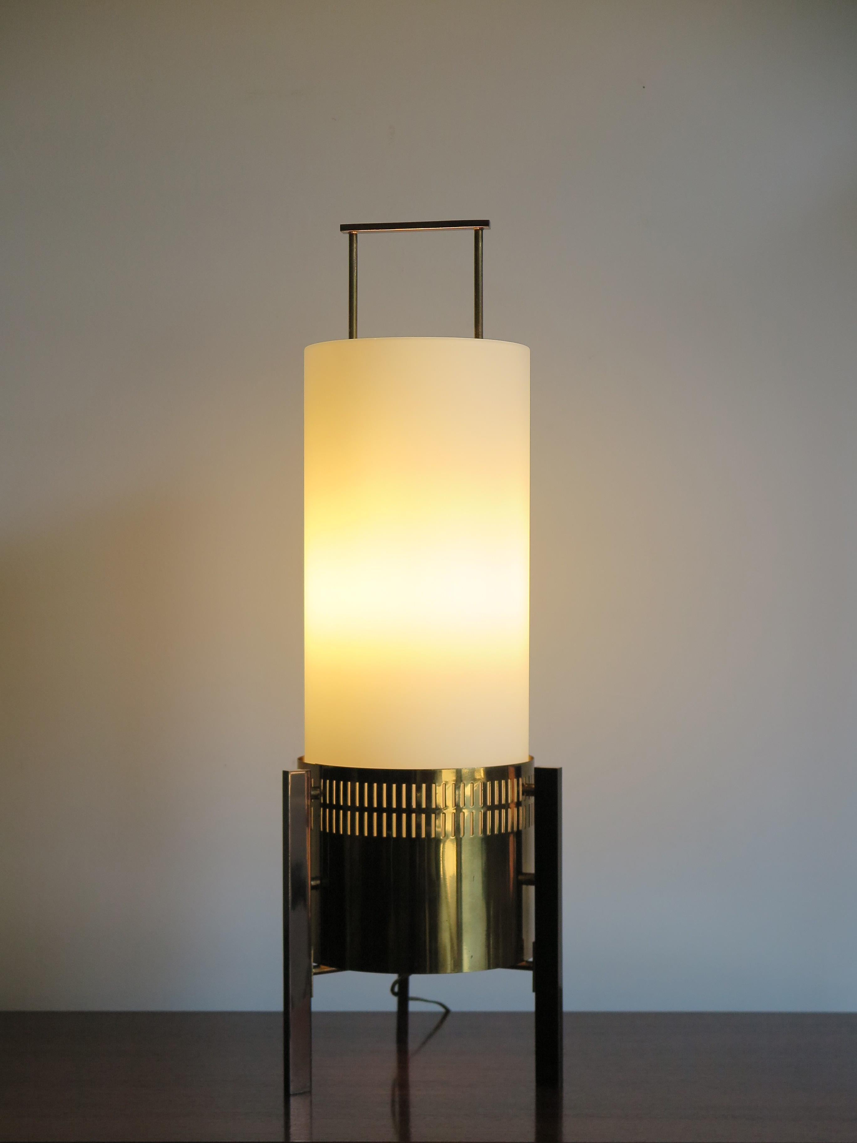 Large Italian Stilnovo midcentury modern design desk lamp, table lamp or floor lamp too with opaline white glass, brass base and sctructure, adesive lable Stilnovo, 1950s
Amazing patina of the time and beautiful, fantastic atmosphere when the lamp