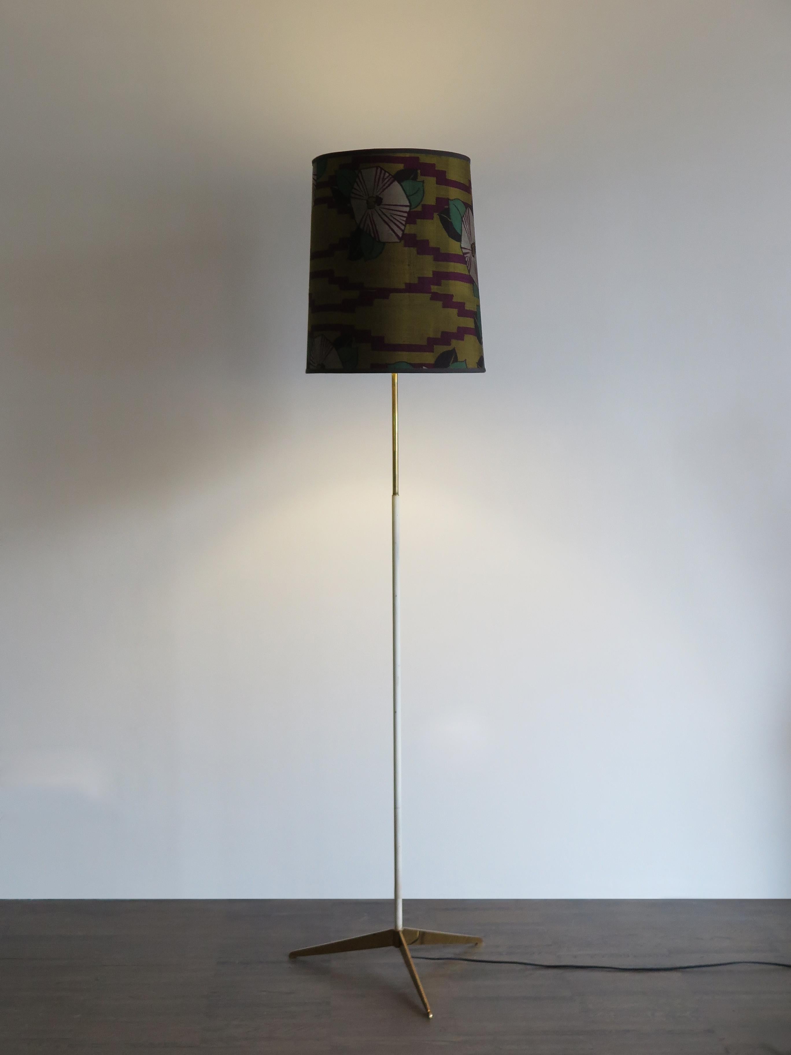 Italian Stilnovo Mid-Century Modern floor lamp with brass base with silk lampshade redone with antique Japanese Kimono and manufacturing label, circa 1950s.

Please note that the lamp is original of the period and this shows normal signs of age