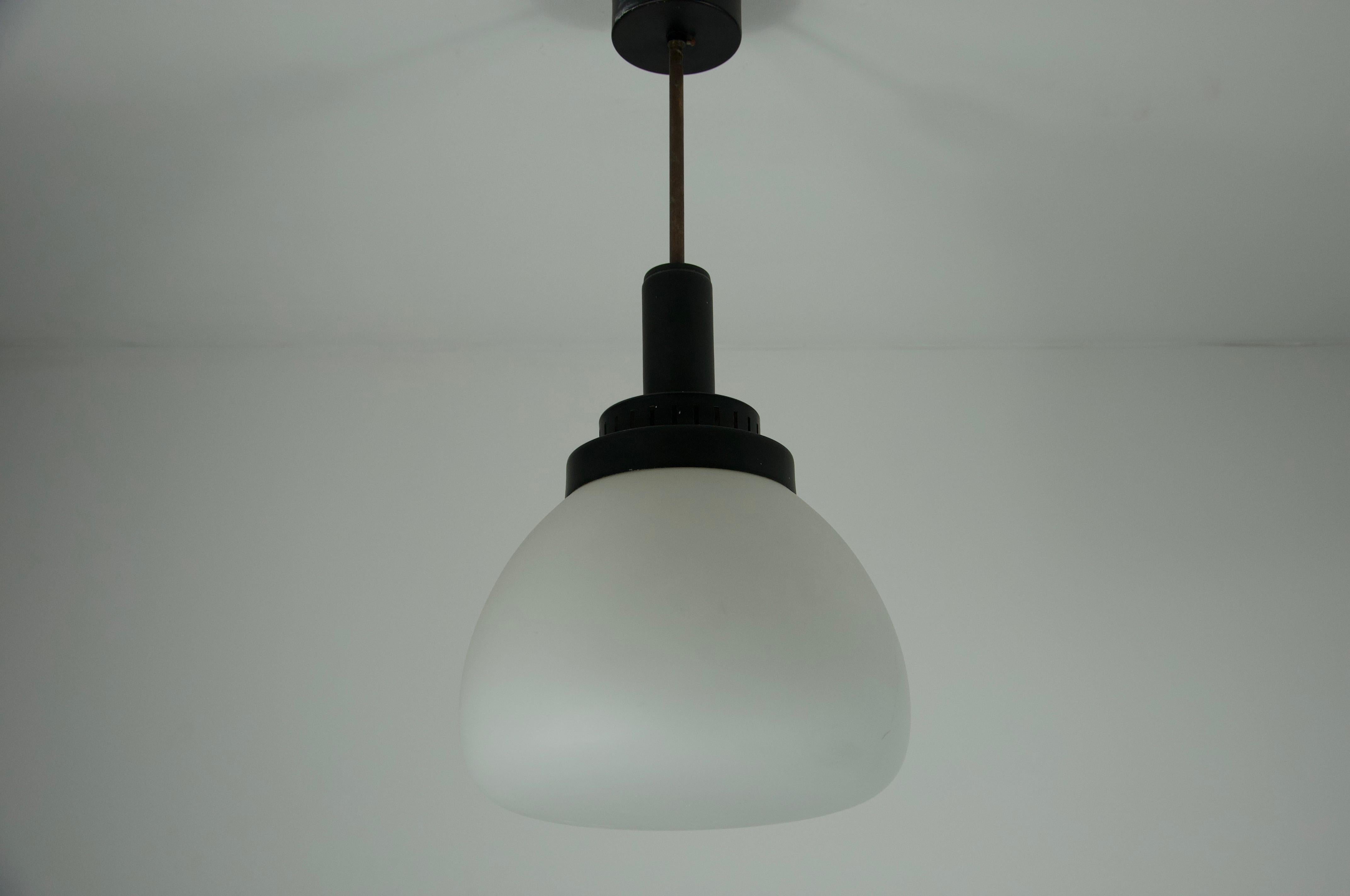 Diese elegante Deckenleuchte verfügt über einen sanft gerundeten, undurchsichtigen Glasschirm, der ein warmes und einladendes Licht abgibt, das sich perfekt eignet, um in jedem Raum eine gemütliche Atmosphäre zu schaffen. Das minimalistische Design