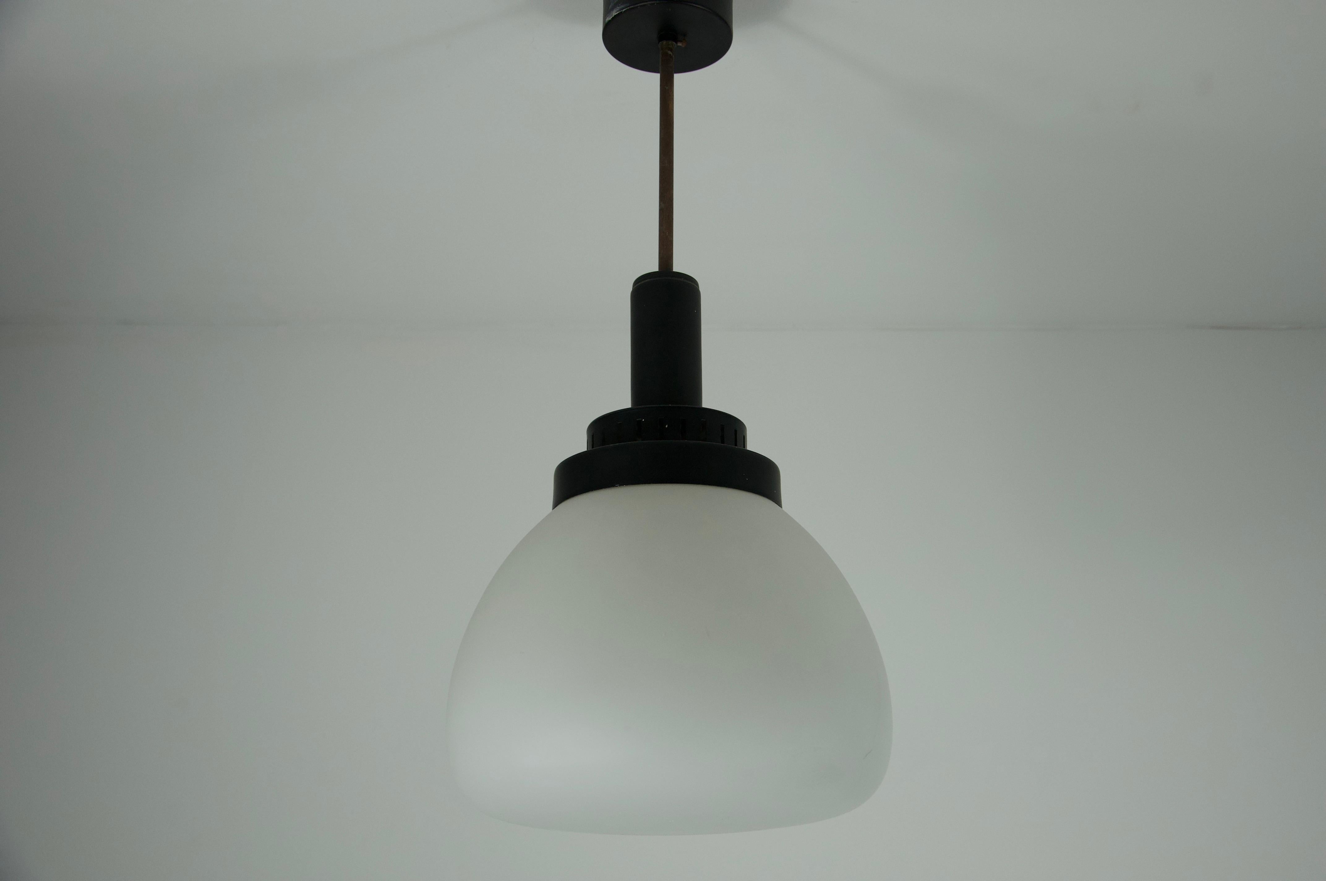 Stilnovo Pendelleuchte aus Metall und Glas, 1960er Jahre, Italien, Mitte des Jahrhunderts (Moderne der Mitte des Jahrhunderts) im Angebot