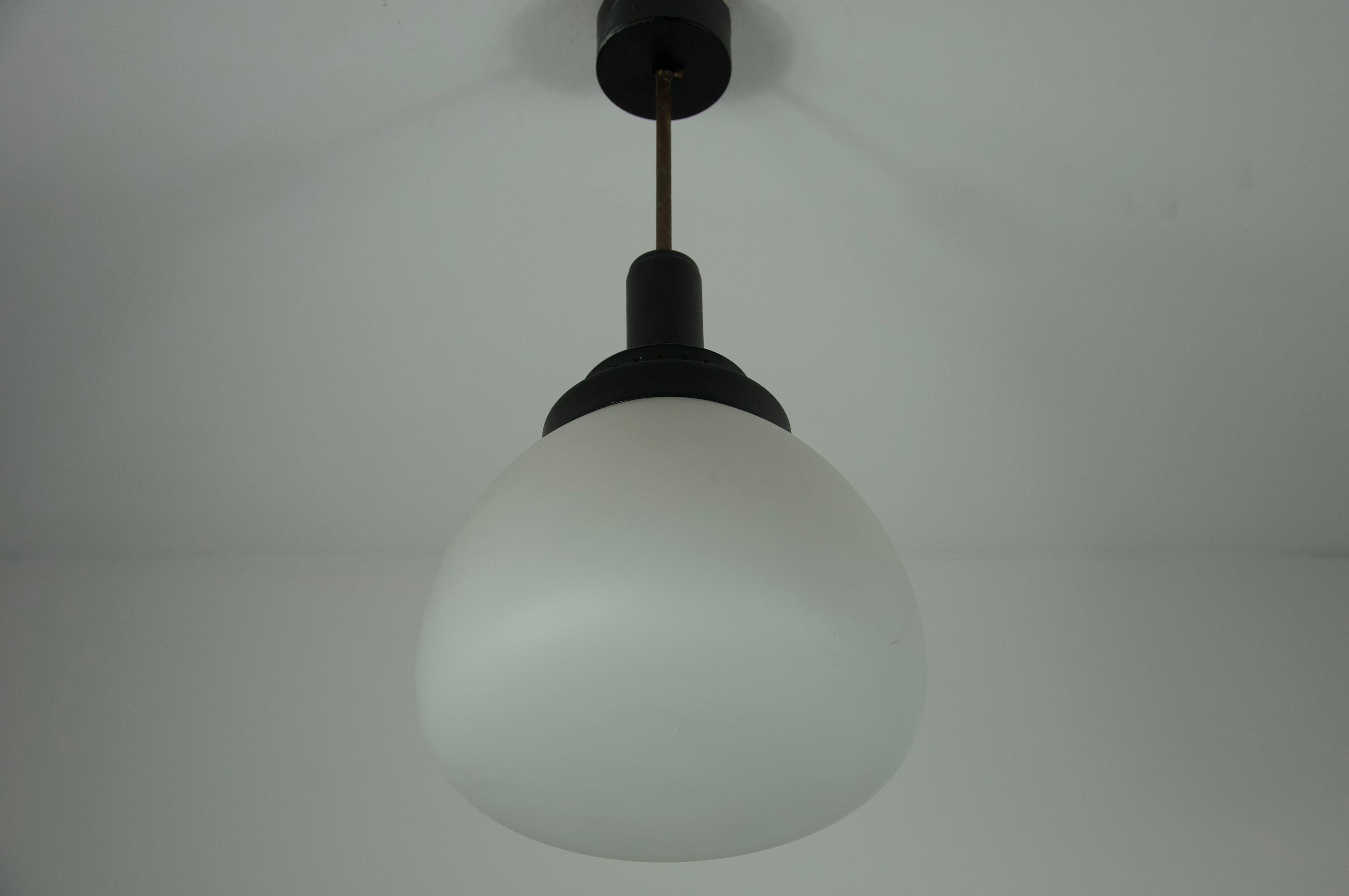 Stilnovo Pendelleuchte aus Metall und Glas, 1960er Jahre, Italien, Mitte des Jahrhunderts (Italienisch) im Angebot