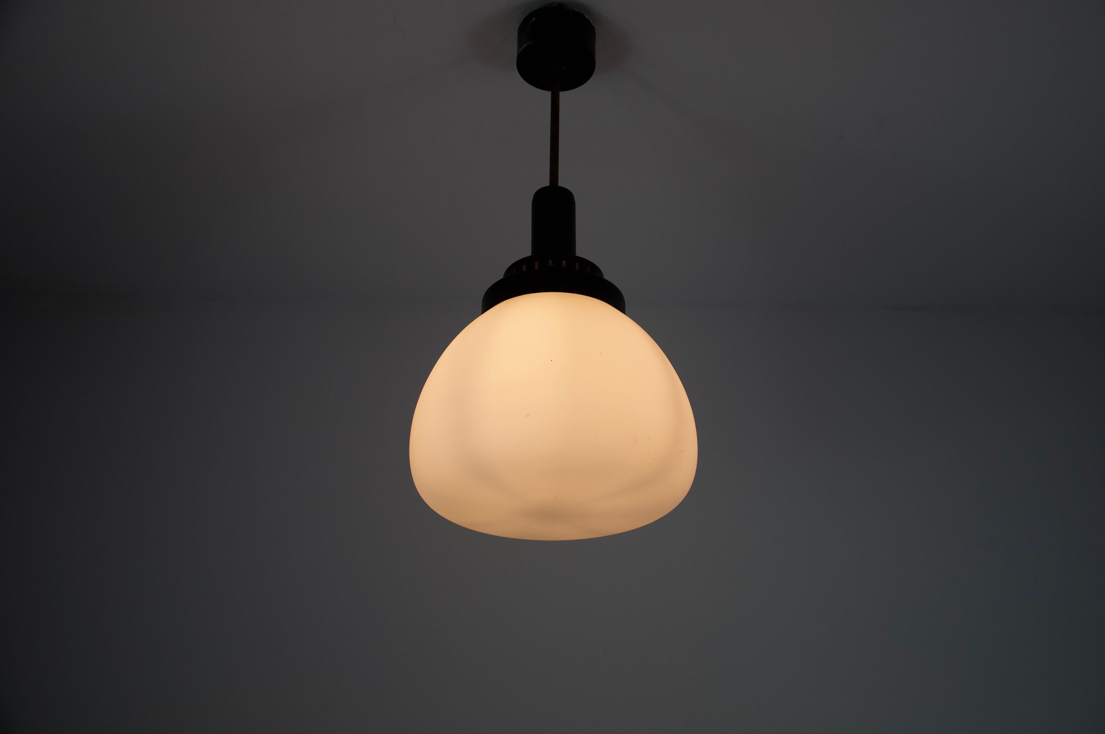 Stilnovo Pendelleuchte aus Metall und Glas, 1960er Jahre, Italien, Mitte des Jahrhunderts im Zustand „Gut“ im Angebot in Hagenbach, DE