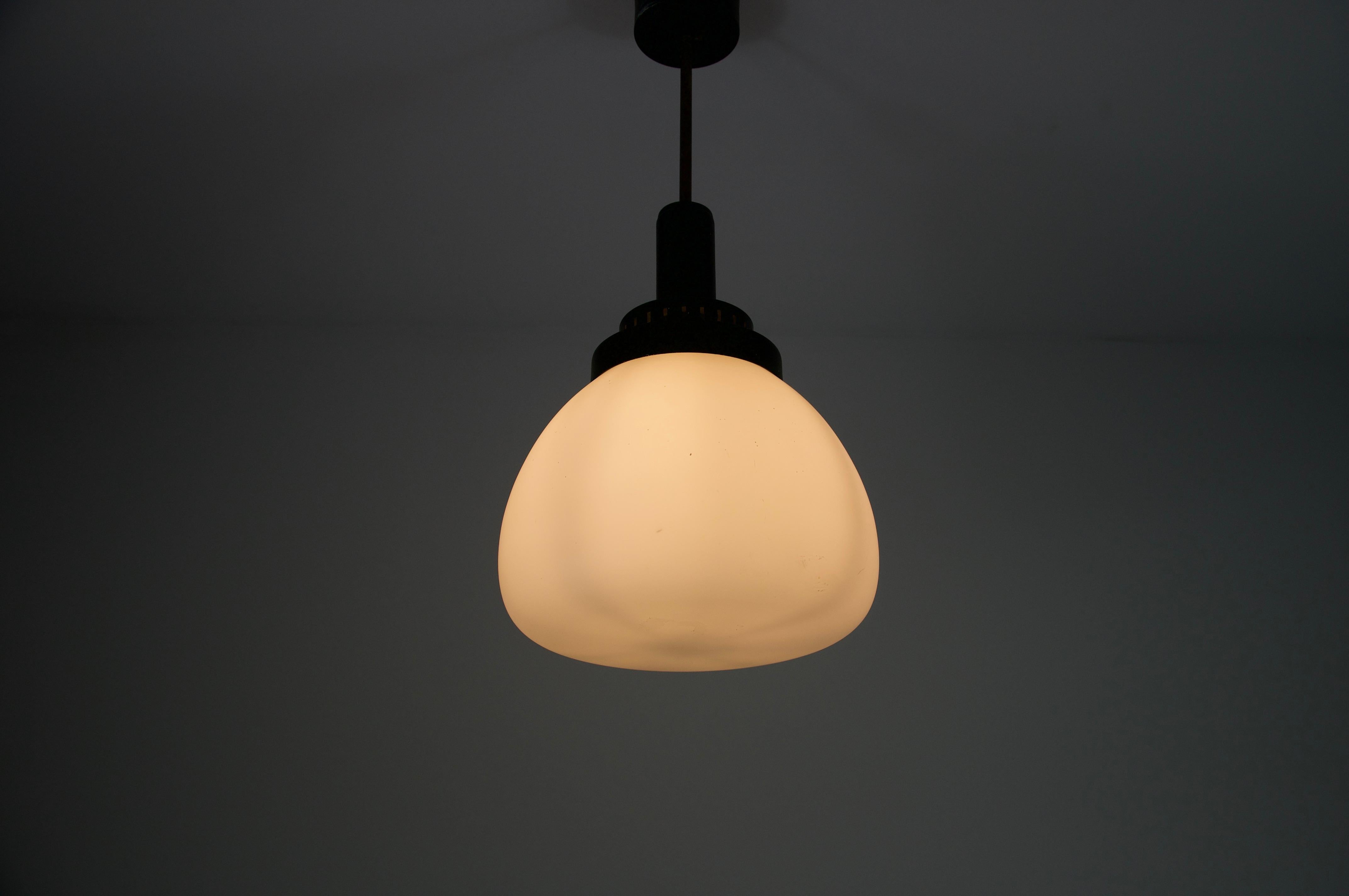 Stilnovo Pendelleuchte aus Metall und Glas, 1960er Jahre, Italien, Mitte des Jahrhunderts (Mitte des 20. Jahrhunderts) im Angebot