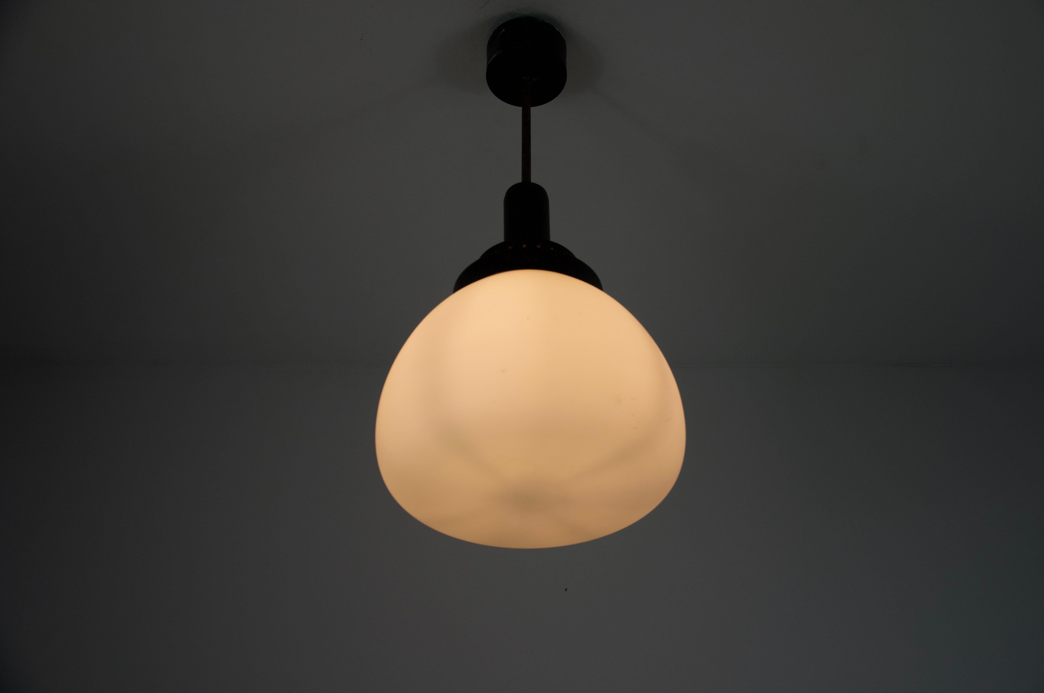 Stilnovo Pendelleuchte aus Metall und Glas, 1960er Jahre, Italien, Mitte des Jahrhunderts im Angebot 1