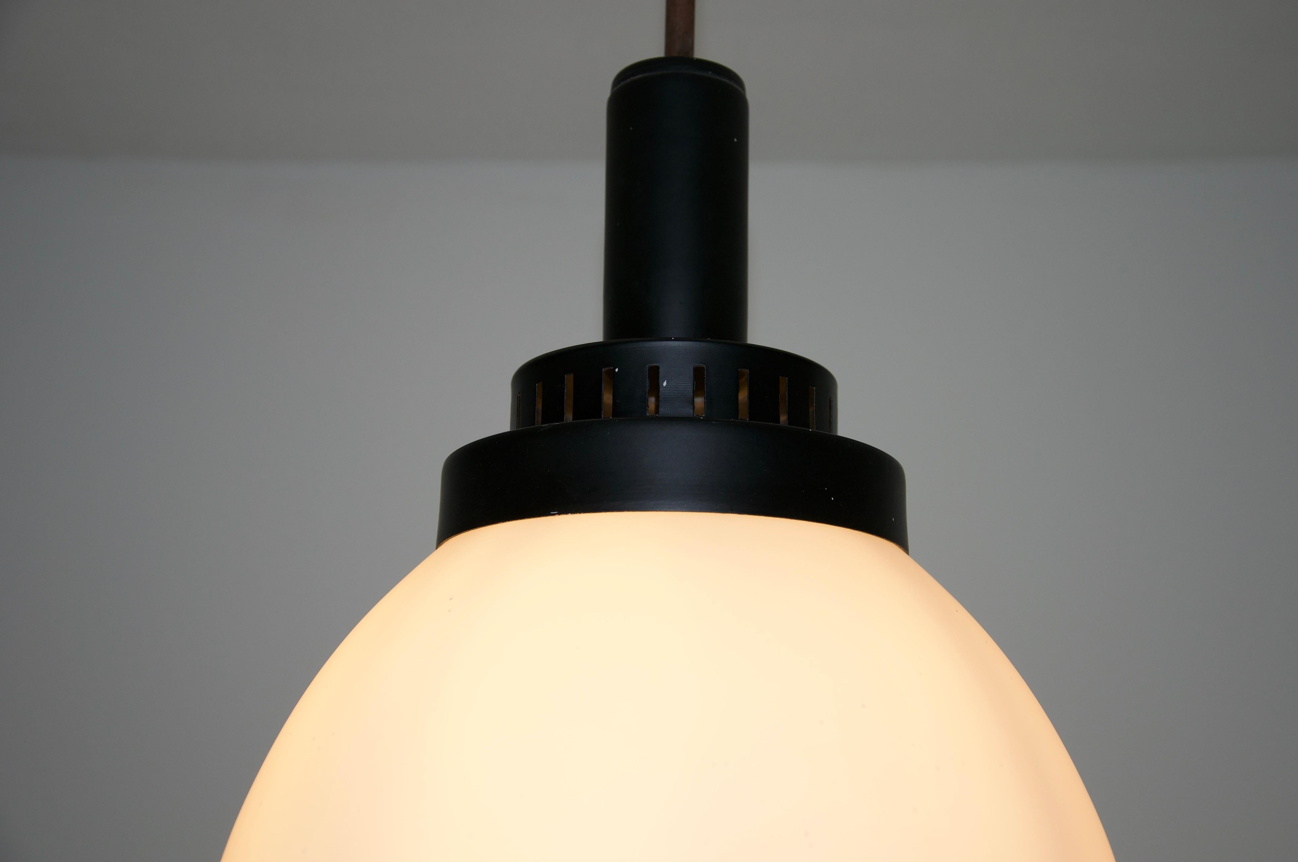 Stilnovo Pendelleuchte aus Metall und Glas, 1960er Jahre, Italien, Mitte des Jahrhunderts im Angebot 2