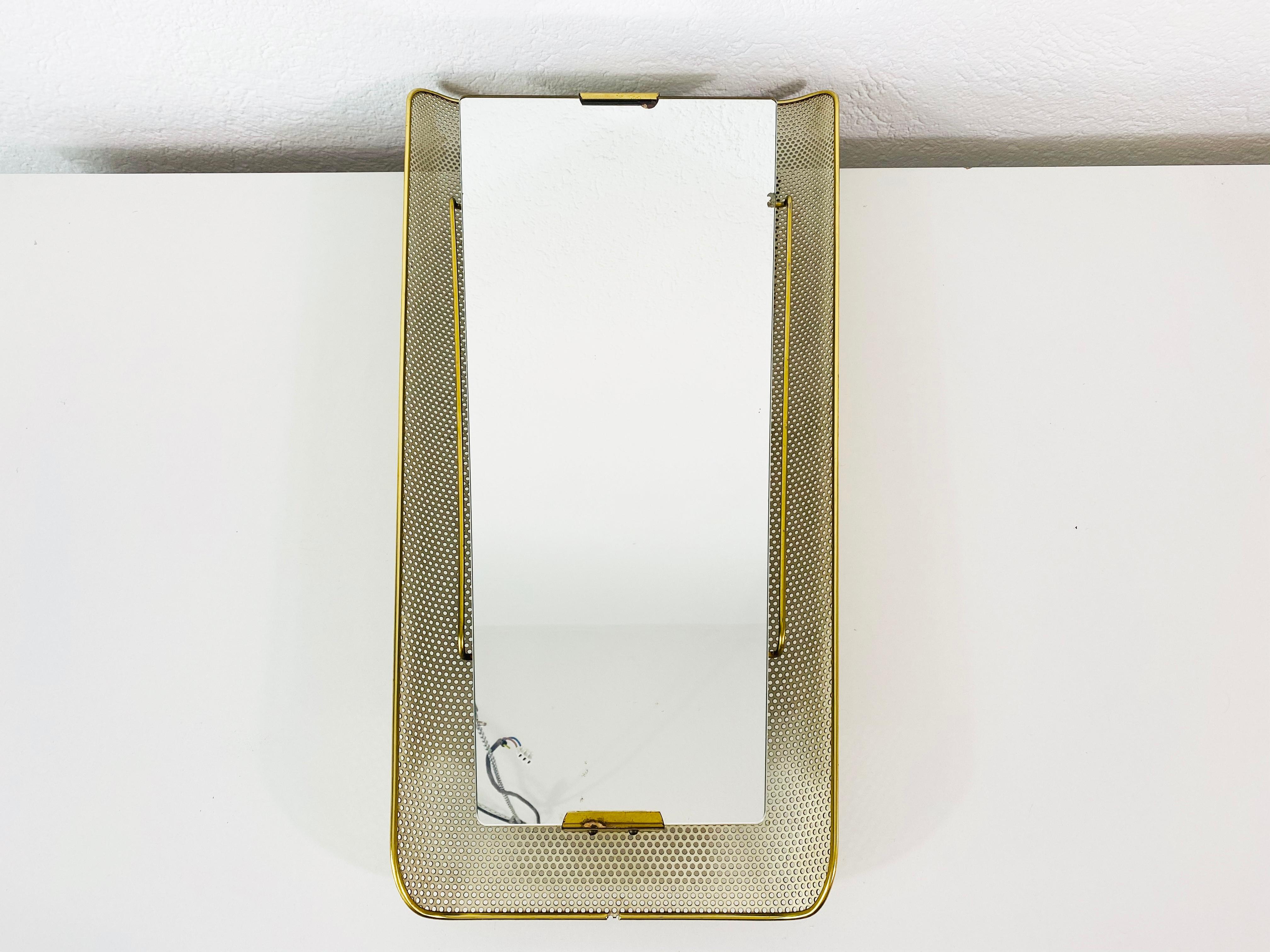 Stilnovo Metall beleuchteter Stilnovo-Spiegel aus der Mitte des Jahrhunderts, Italien, 1960er Jahre (Mitte des 20. Jahrhunderts) im Angebot