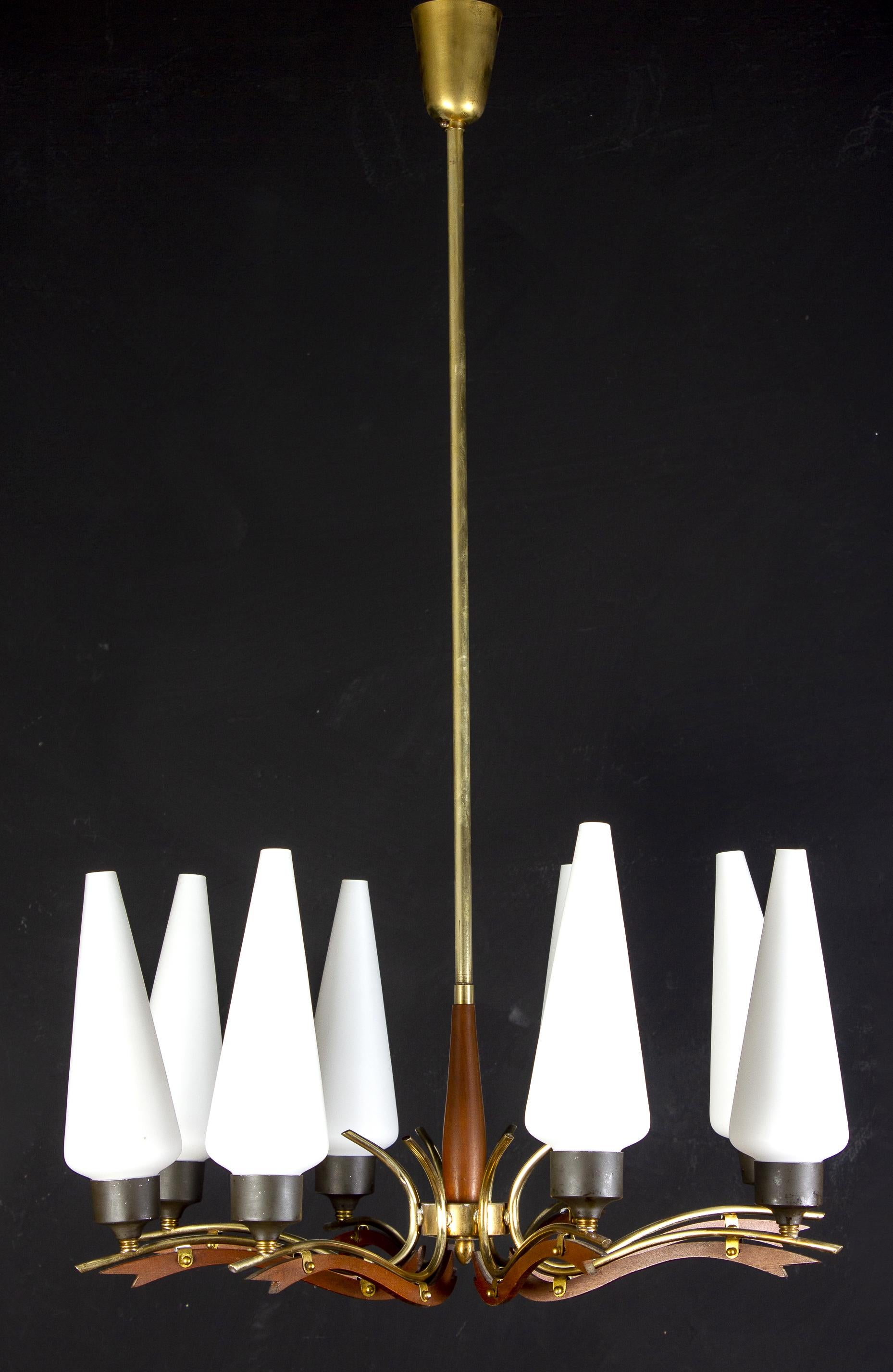 Geradlinige Eleganz, achtarmiger Kronleuchter aus Messing und Holz, mit konischen Milchglasschirmen auf einem Messingrahmen mit Holzdetails.
Ausgezeichneter Vintage-Zustand
Acht E 14-Glühbirnen.
 