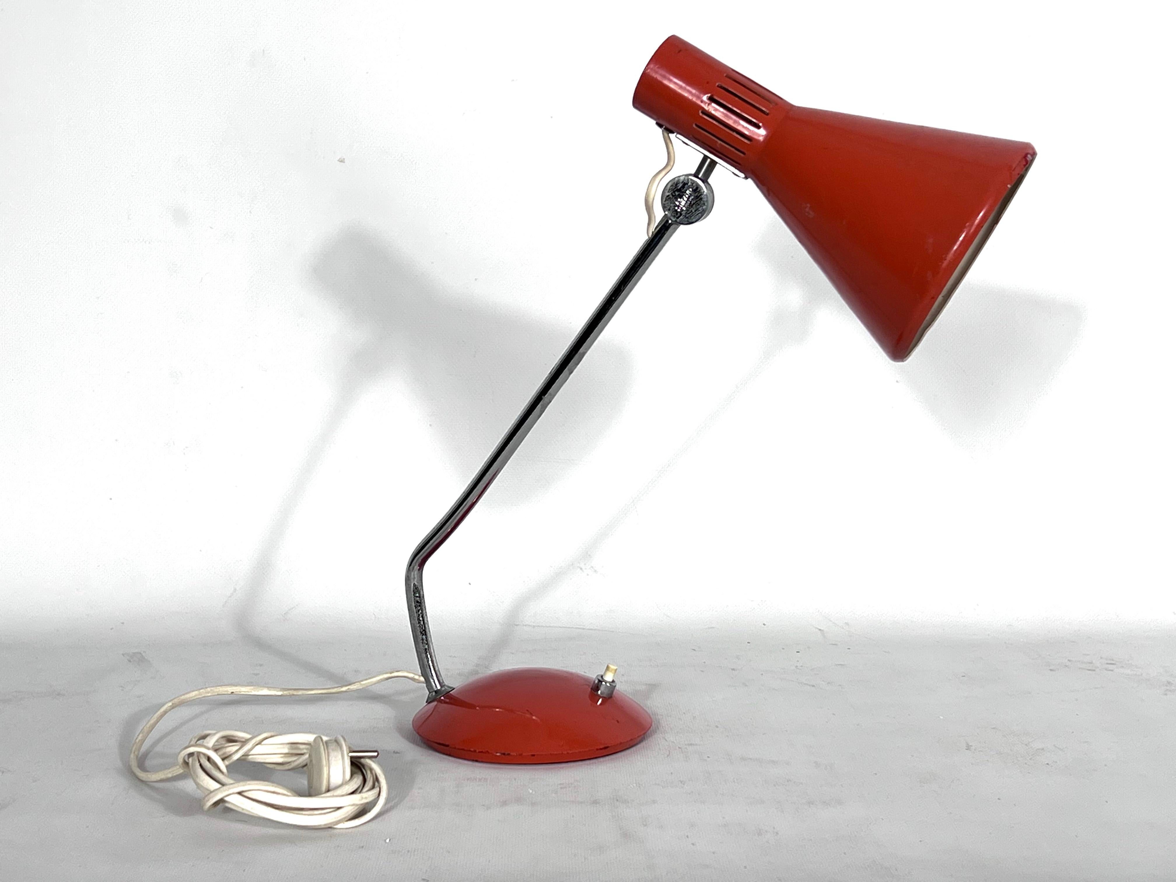 Fair vintage condition with trace of age and use like some scratches and dents for this salmon orange metal table lamp produced by Stilnovo during the 60s. Full working with EU standard, adaptable on demand for USA standard.